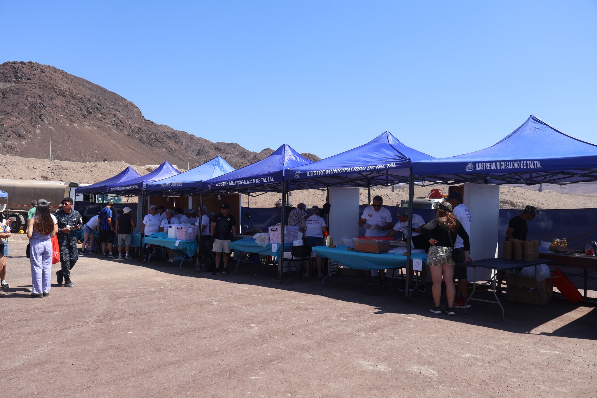 Carpas de atención y equipo de apoyo en la Gran Fritanga de Pescado en Playa Tierra del Moro.