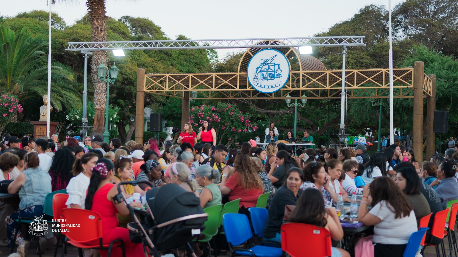 Amplia vista de cientos de vecinas y vecinos disfrutando el Gran Bingo Veraniego en Plaza Prat al atardecer, Taltal. Programa Taltal en Movimiento – Verano 2026.