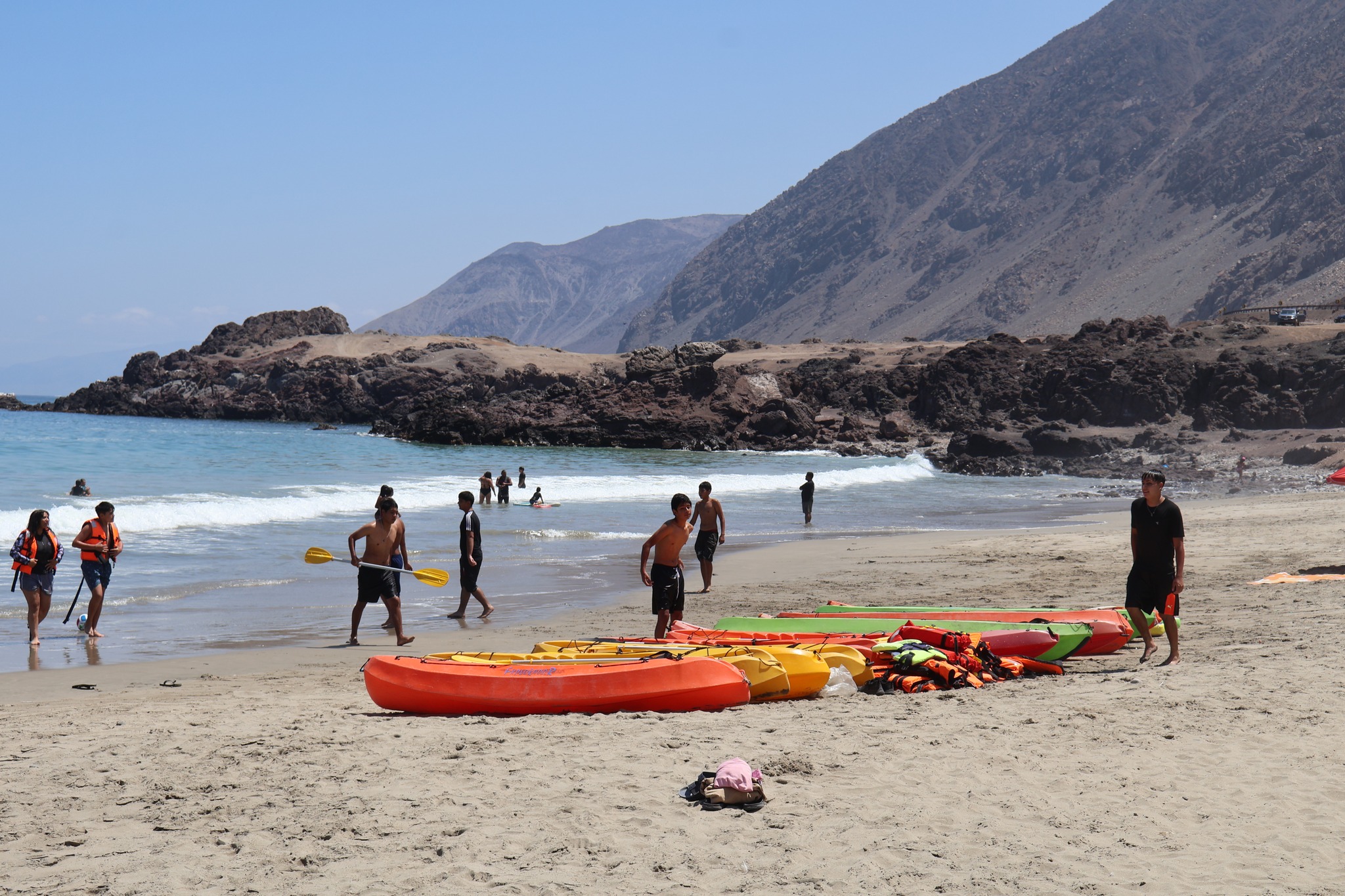 Zona de kayaks y actividades recreativas en Tierra del Moro con público en la playa, Taltal.