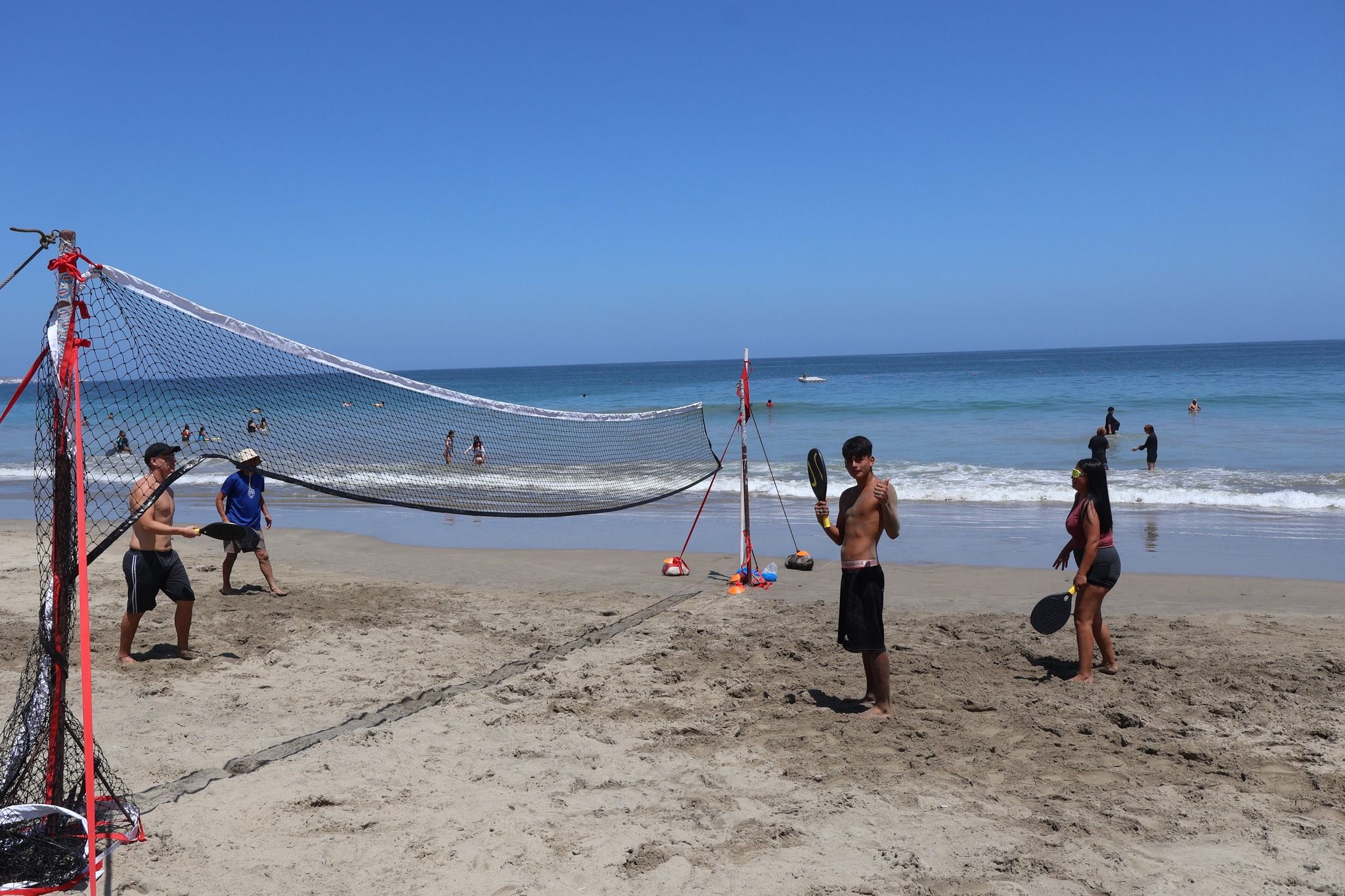 Partido de tenis playa durante actividades deportivas en Tierra del Moro, en el marco de la Fritanga de Pescado.