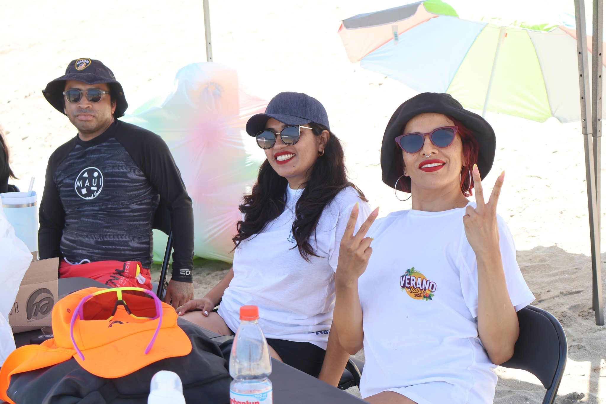 Equipo de apoyo del evento en Playa Tierra del Moro durante jornada veraniega en Taltal.