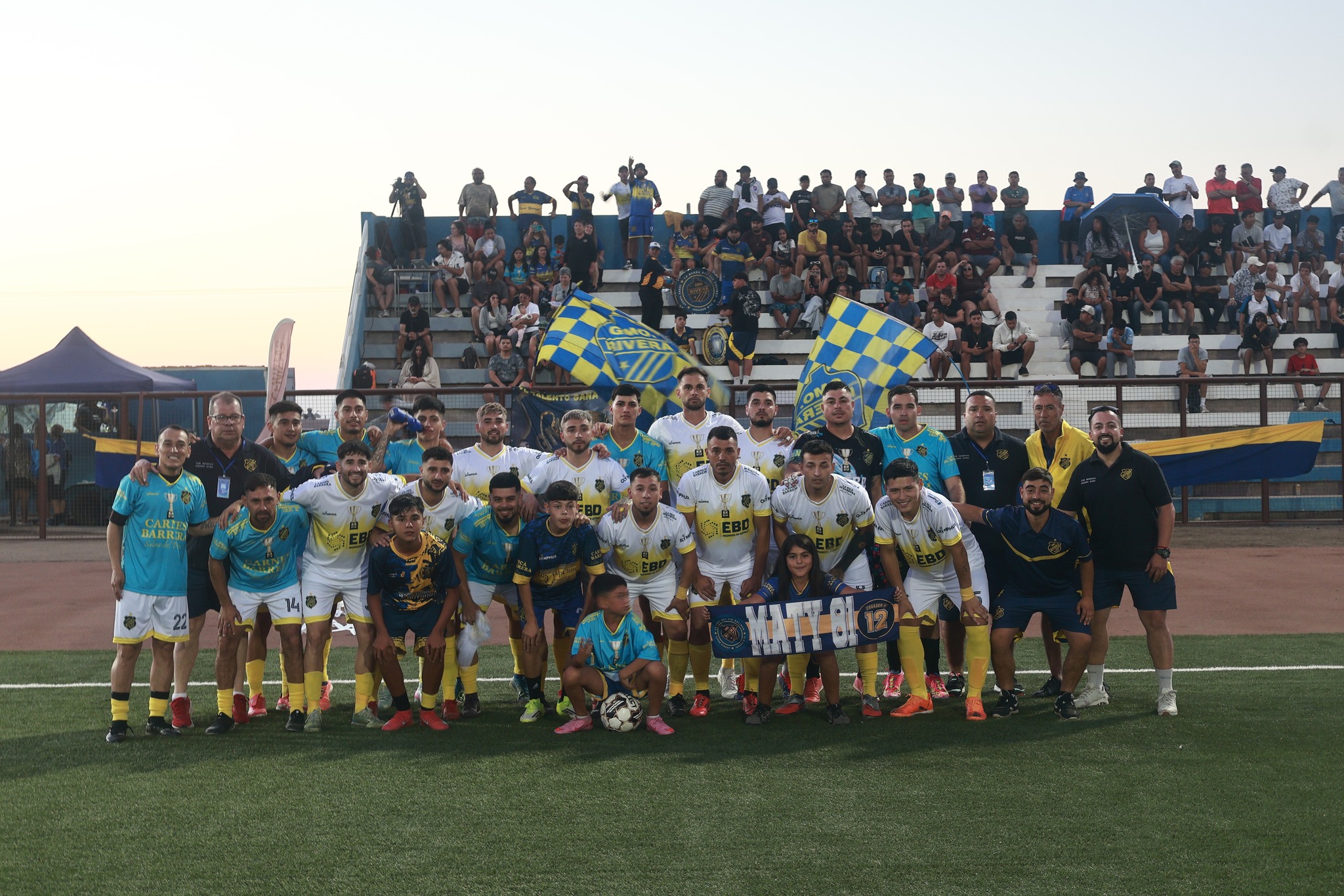 Foto oficial del plantel con su hinchada en el estadio de Taltal, con banderas de Guillermo Rivera.