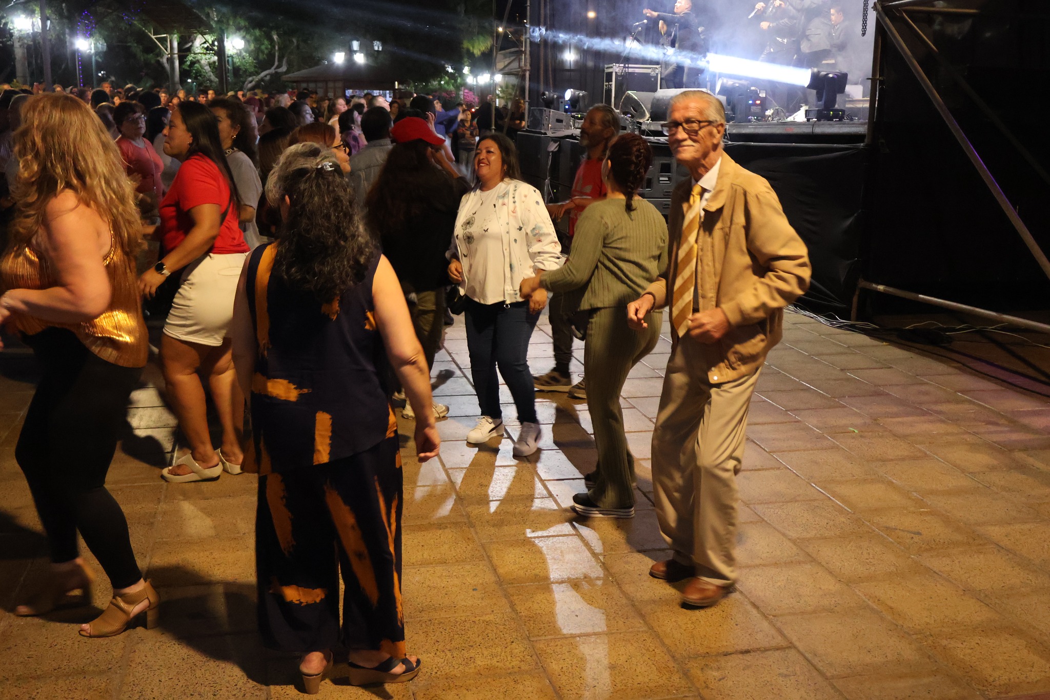 Alcalde Mario Acuña bailando y celebrando durante el Verano Taltal 2026.