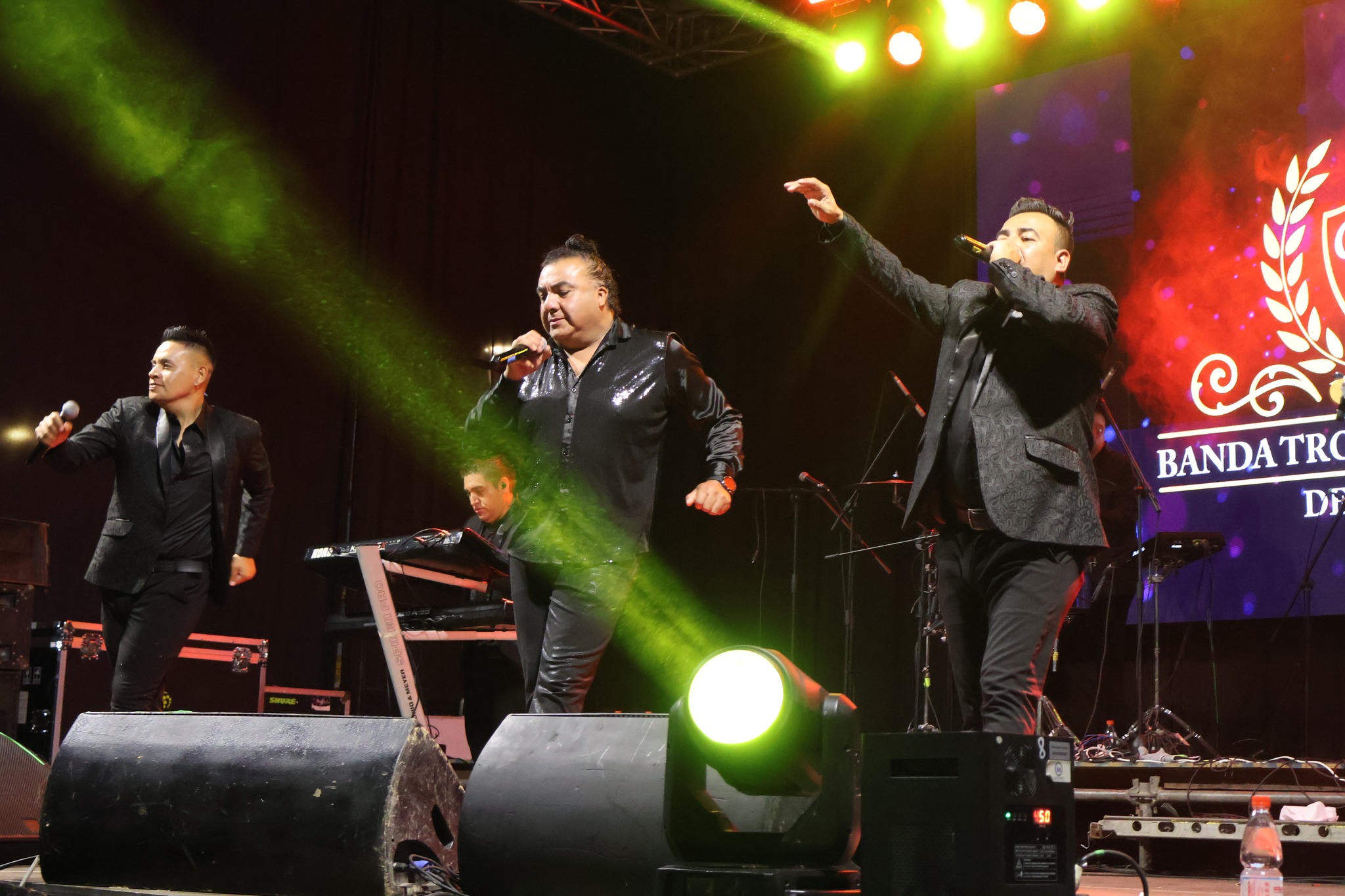 Show nocturno de Koky y su Banda Tropical Ranchera ante una multitud en Taltal.