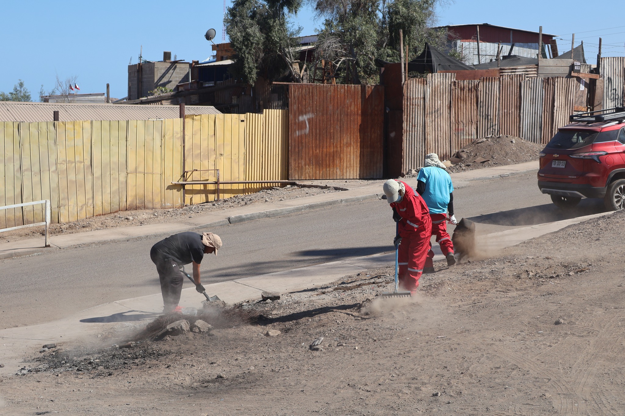 ntegrantes del Team Verano 2026 trabajando en el mejoramiento de muro y cerco en Pasaje Entel, Taltal, durante jornada comunitaria de recuperación de espacios públicos con apoyo municipal, enero 2026.
