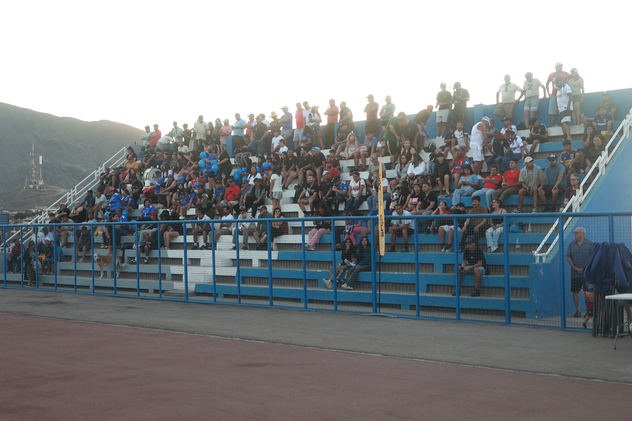 Hinchada de San Antonio Norte llena las graderías del Estadio Belmor Rojas con banderas y pasión durante el Torneo Zonal Norte ANFA 2026, Taltal, febrero 2026.