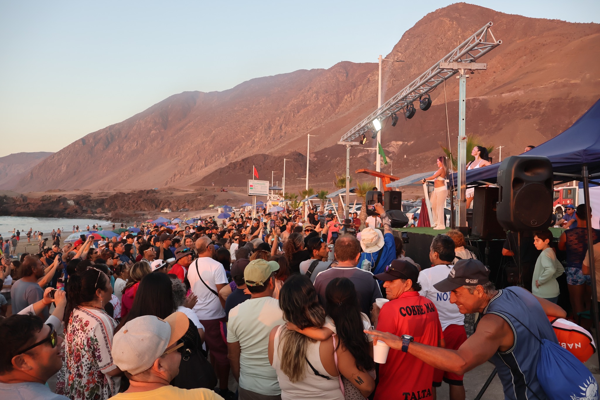 Show de Axé con cerros de Taltal de fondo durante actividad veraniega en Playa Tierra del Moro.