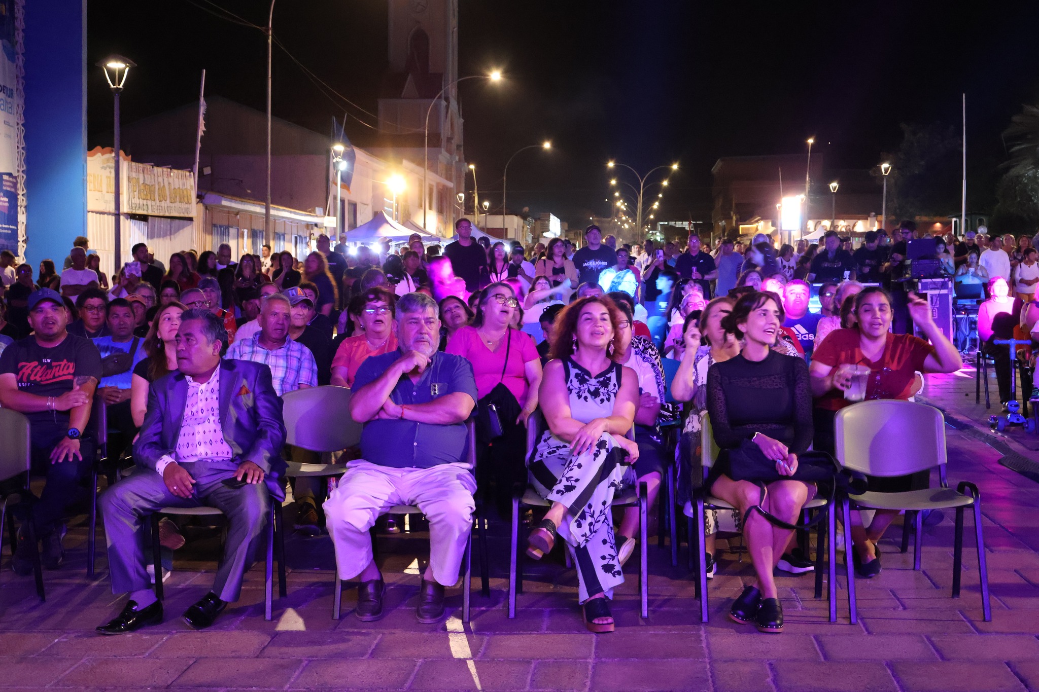 Masiva asistencia de vecinos y vecinas disfrutando el Verano Taltal 2026 en la Plaza de Armas.