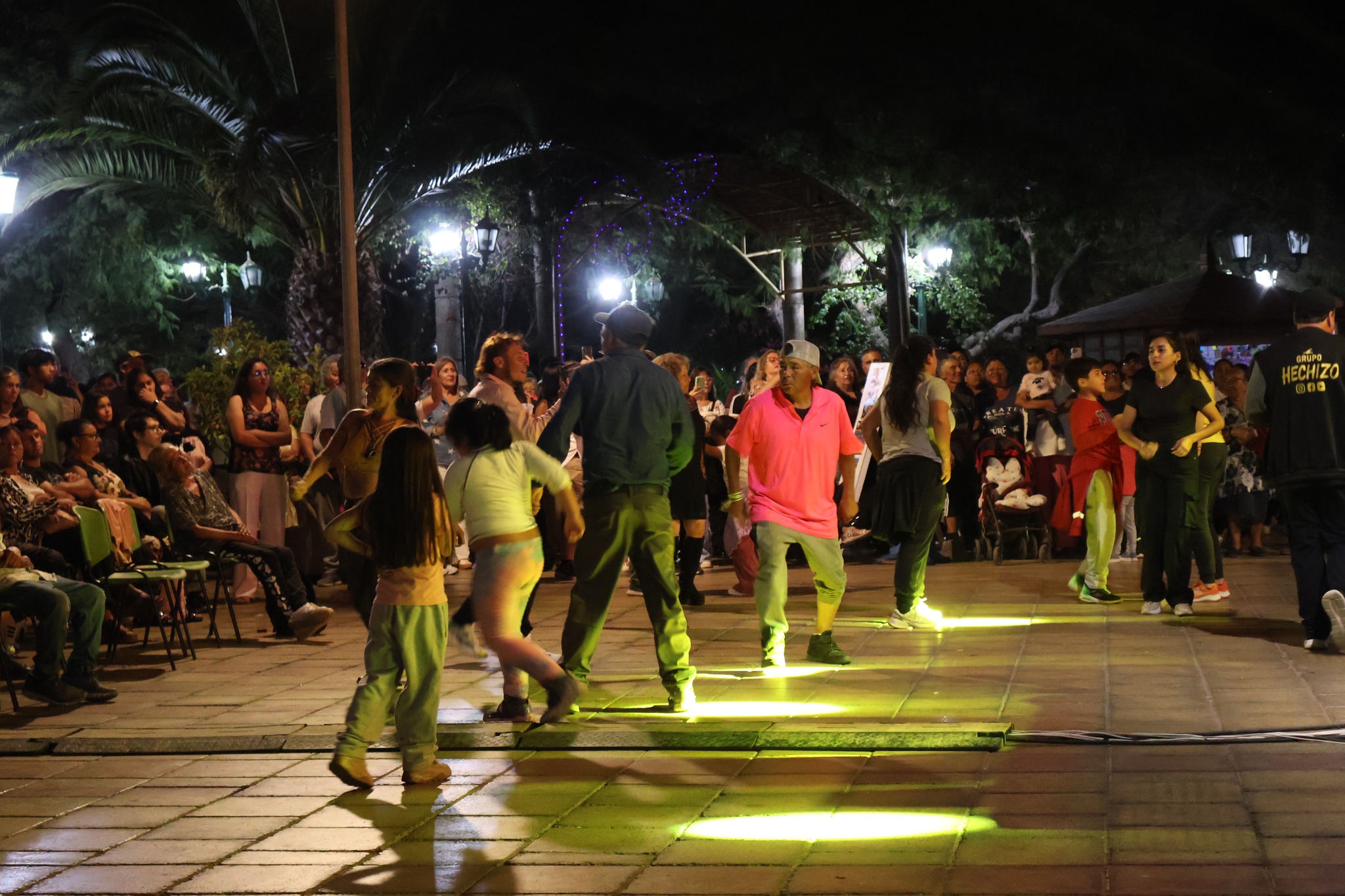 Baile y alegría del público durante la noche tropical del Verano Taltal 2026.