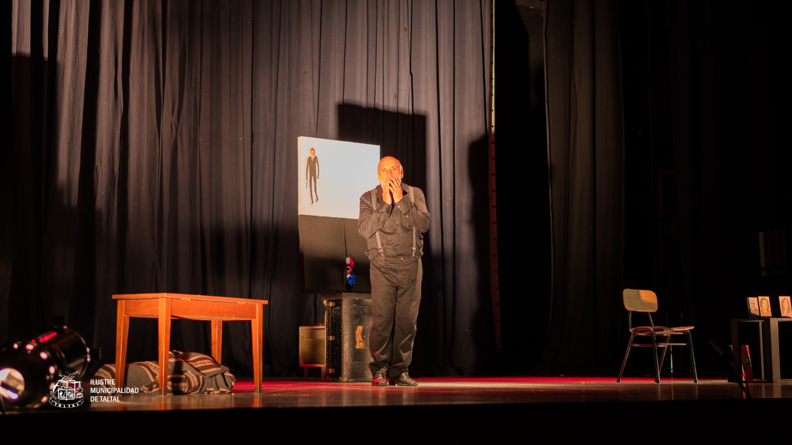 Actor en escena durante “Metamorfosis B” de Mondacca Teatro en el Centro Cultural de Taltal (FITZA 2026).