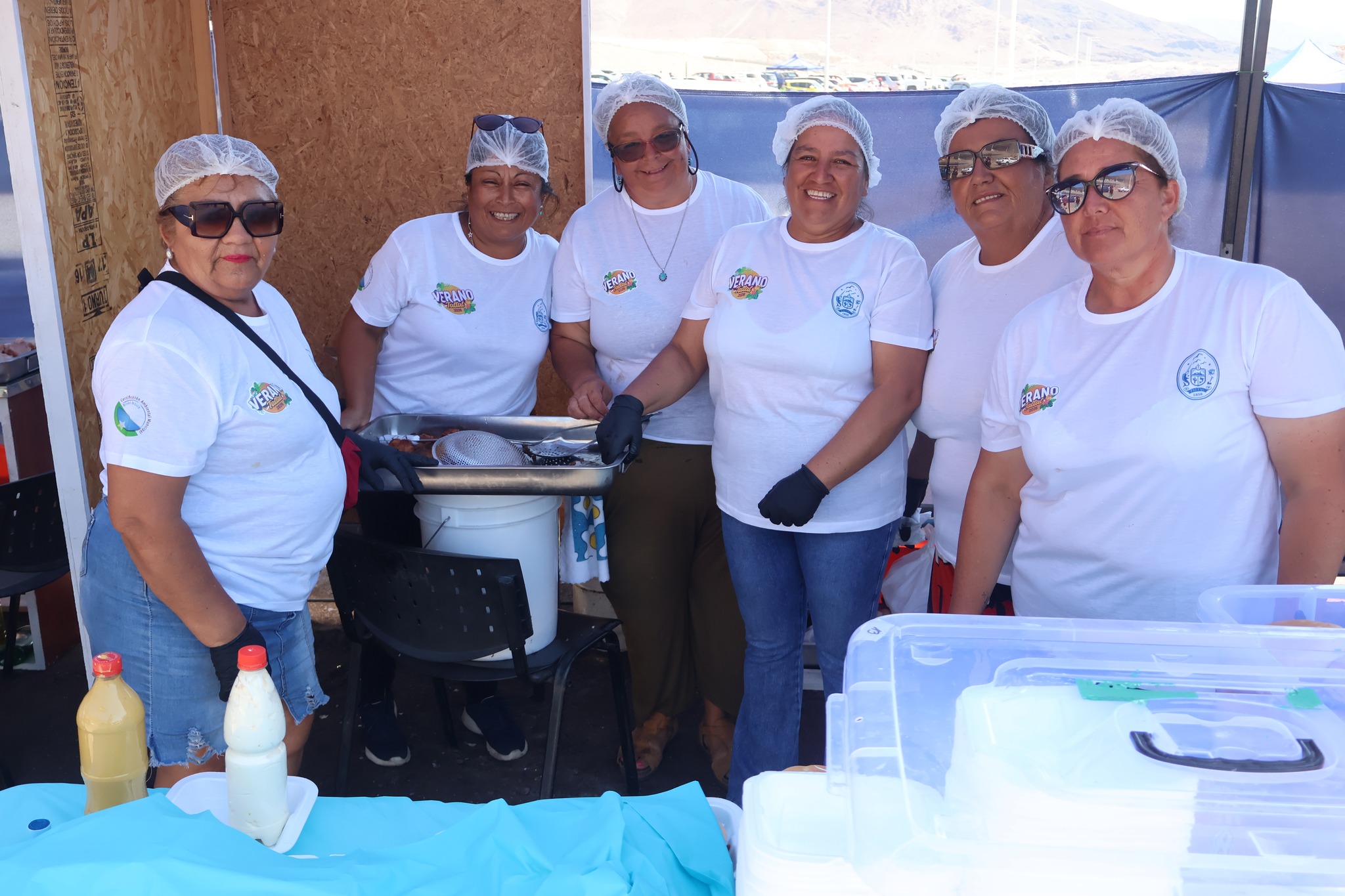 Equipo a cargo de la preparación y entrega durante la Gran Fritanga de Pescado en Taltal.
