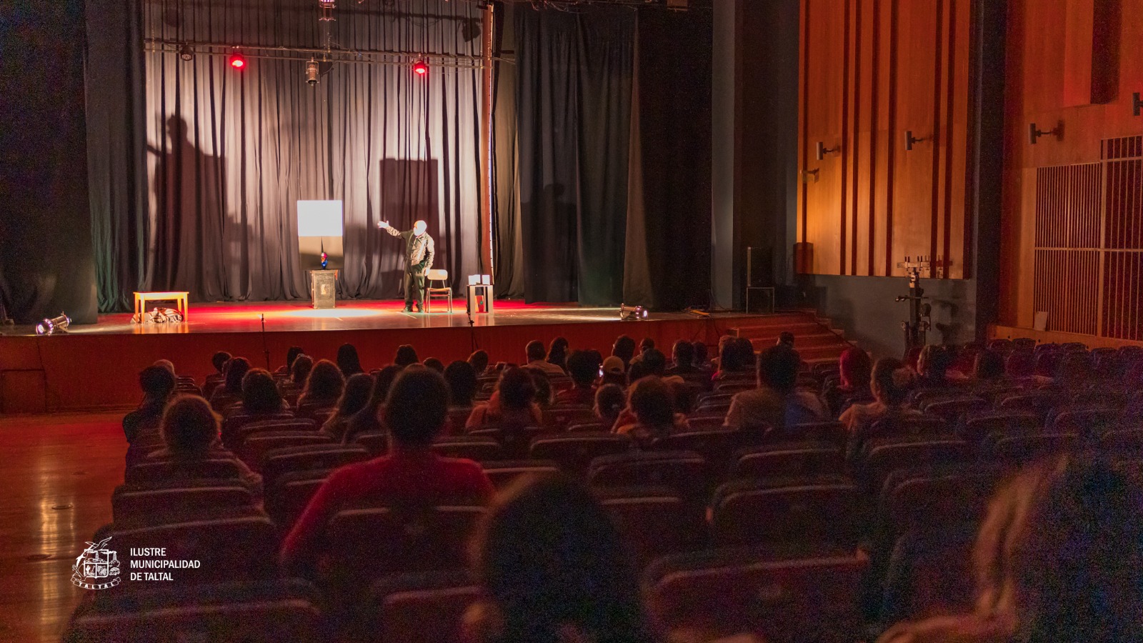 Publico asistente a la funcion de FITZA 2026 en el Centro Cultural de Taltal.