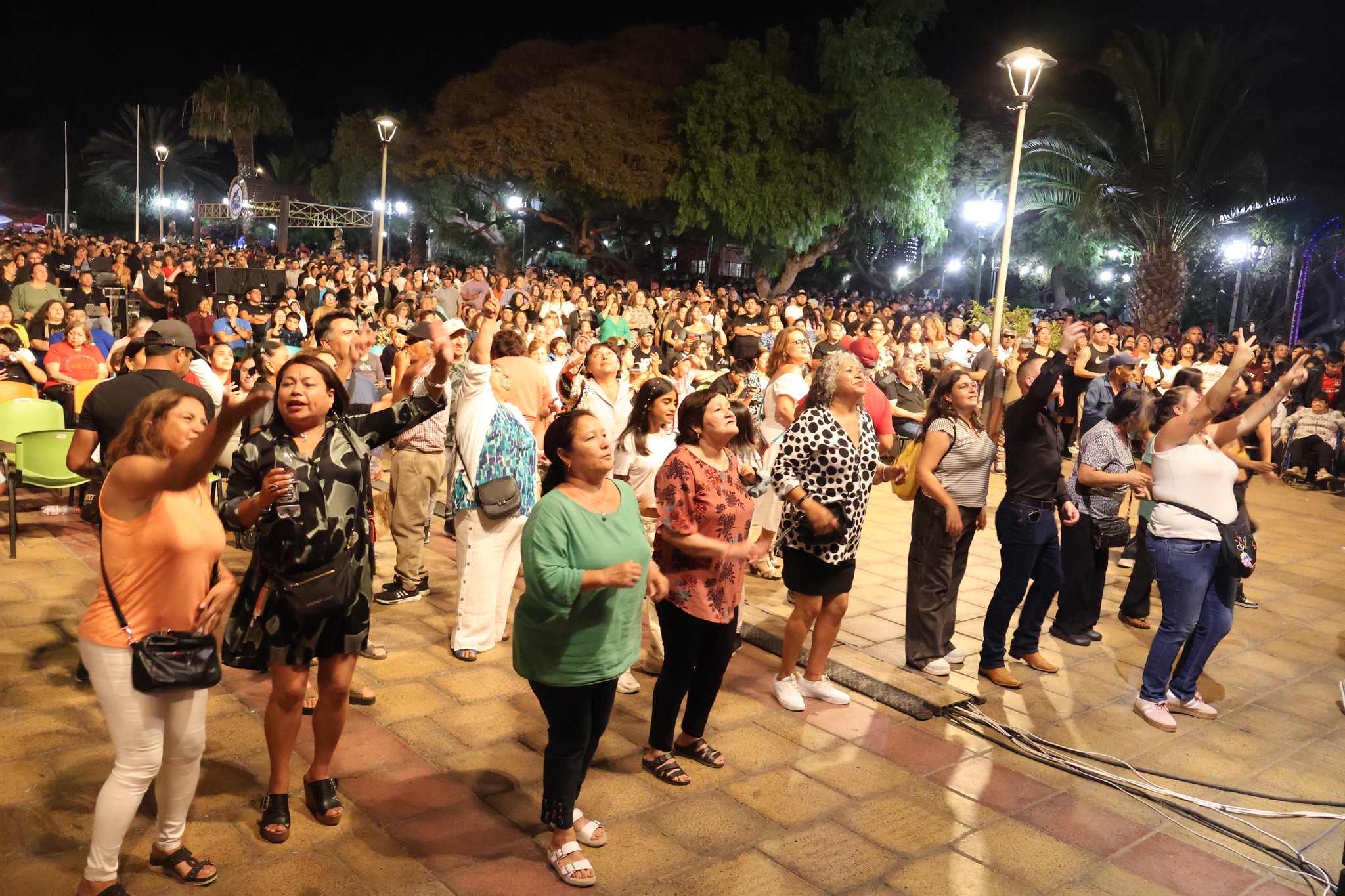 Multitud llena la Plaza de Armas de Taltal durante el show de Hechizo y Koky y su Banda en el Verano Taltal 2026.