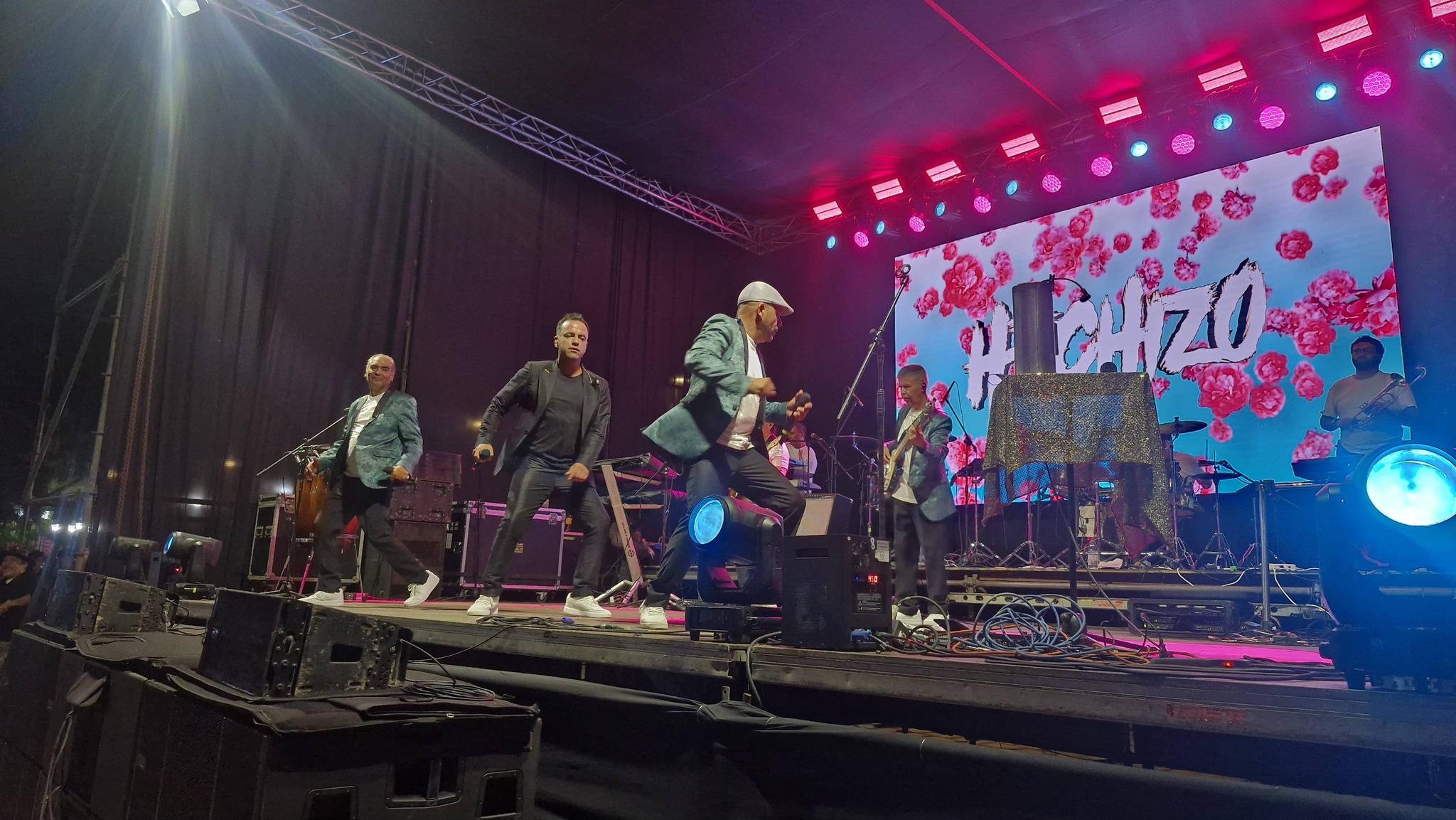 Vista general del escenario de Hechizo ante una plaza llena en Verano Taltal 2026.