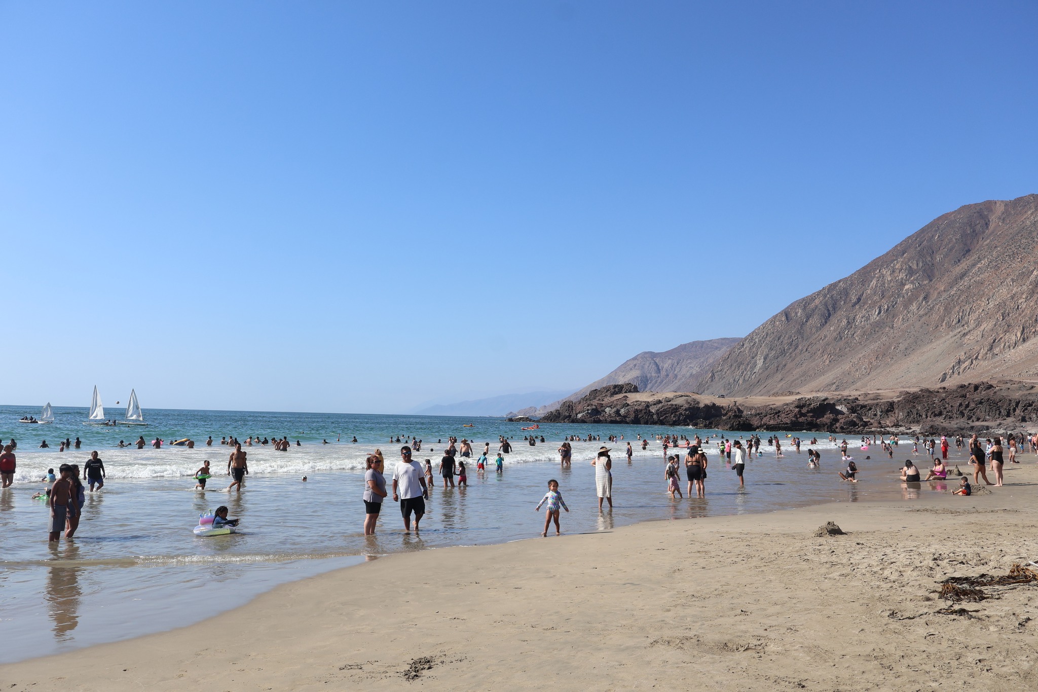 Familias y visitantes disfrutan el borde costero en Playa Tierra del Moro durante la Gran Fritanga de Pescado.