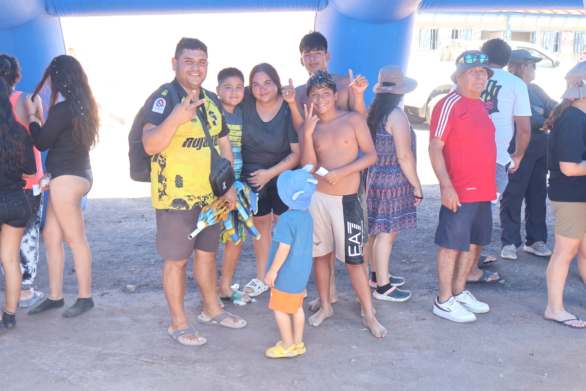 Asistentes posan en punto de encuentro durante actividad de verano en Playa Tierra del Moro, Taltal.