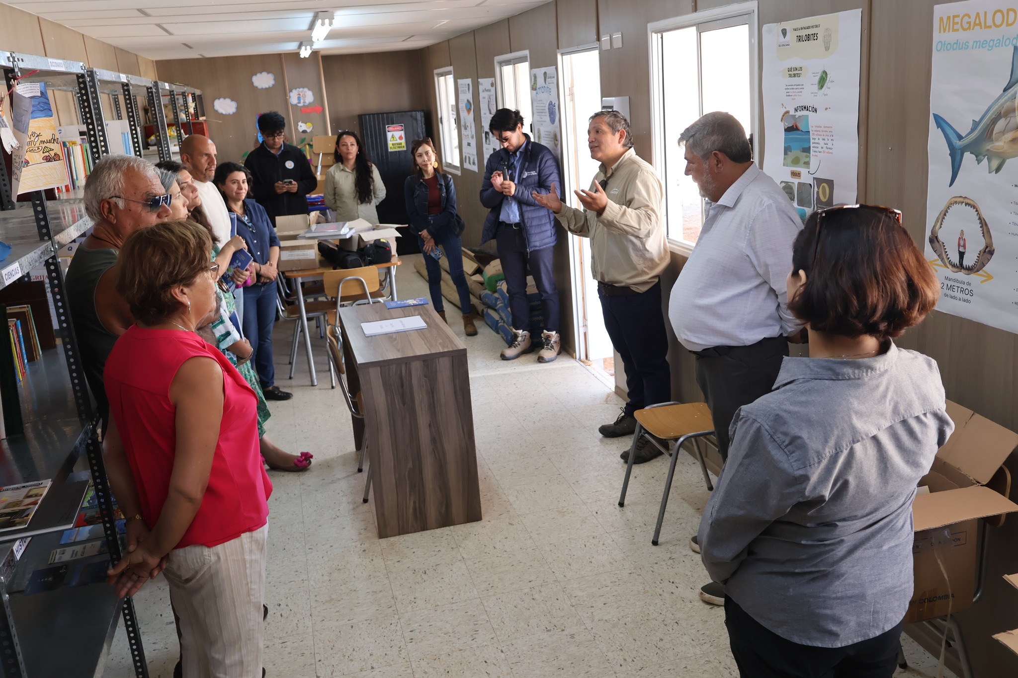 Encuentro y palabras a la comunidad durante la donación de libros en la Biblioteca de Caleta Cifuncho, Taltal.