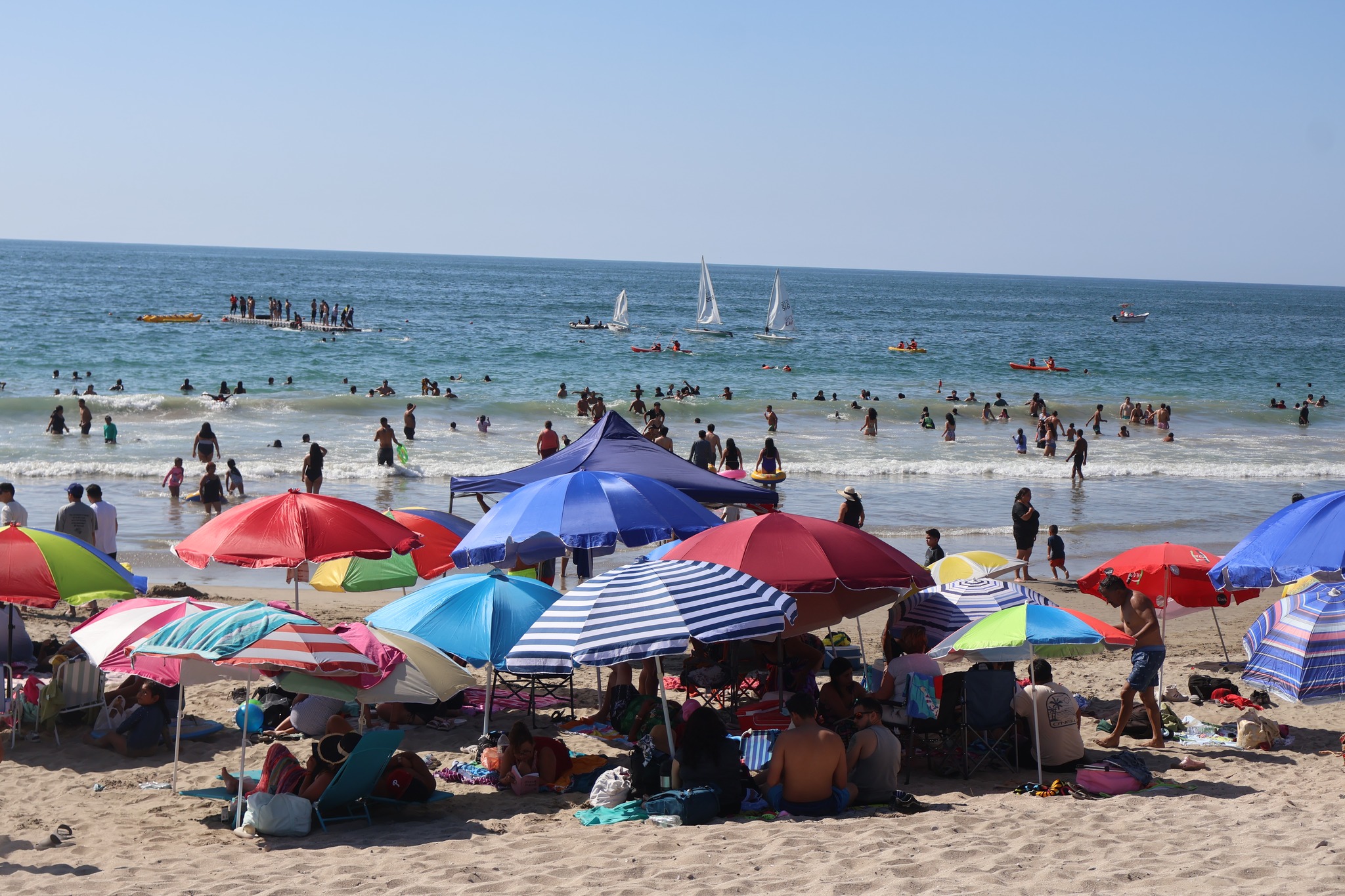 Público y quitasoles en Playa Tierra del Moro durante la Gran Fritanga de Pescado en Taltal.