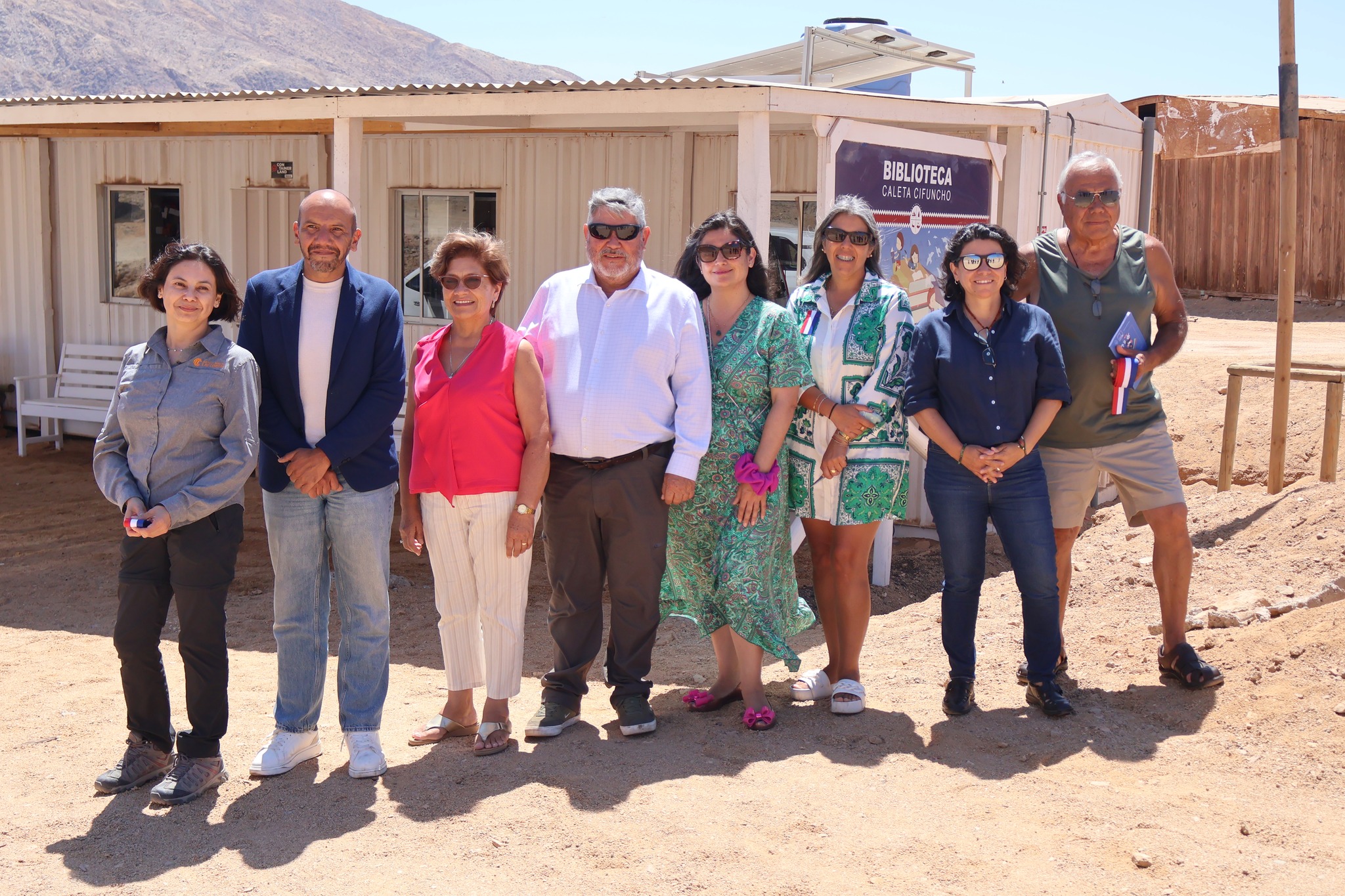 Foto grupal de autoridades y representantes comunitarios frente a la Biblioteca Pública de Caleta Cifuncho, Taltal.