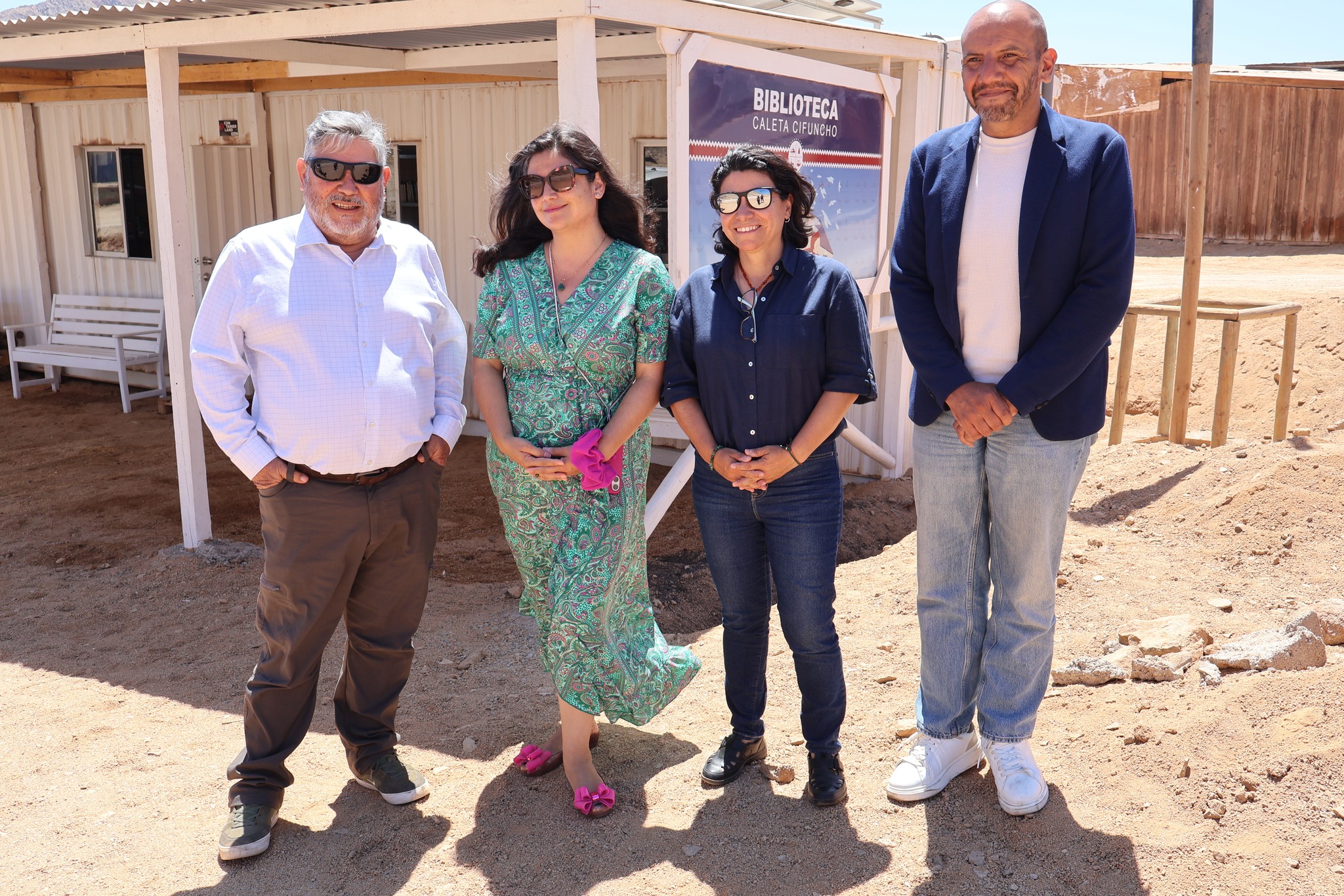 Representantes institucionales durante visita a la Biblioteca Pública de Caleta Cifuncho, Taltal.
