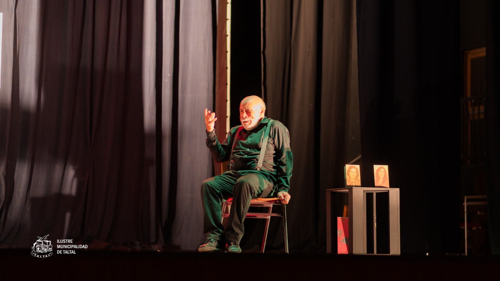 Actor en escena durante “Metamorfosis B” con elementos escenicos en el Centro Cultural de Taltal (FITZA 2026).