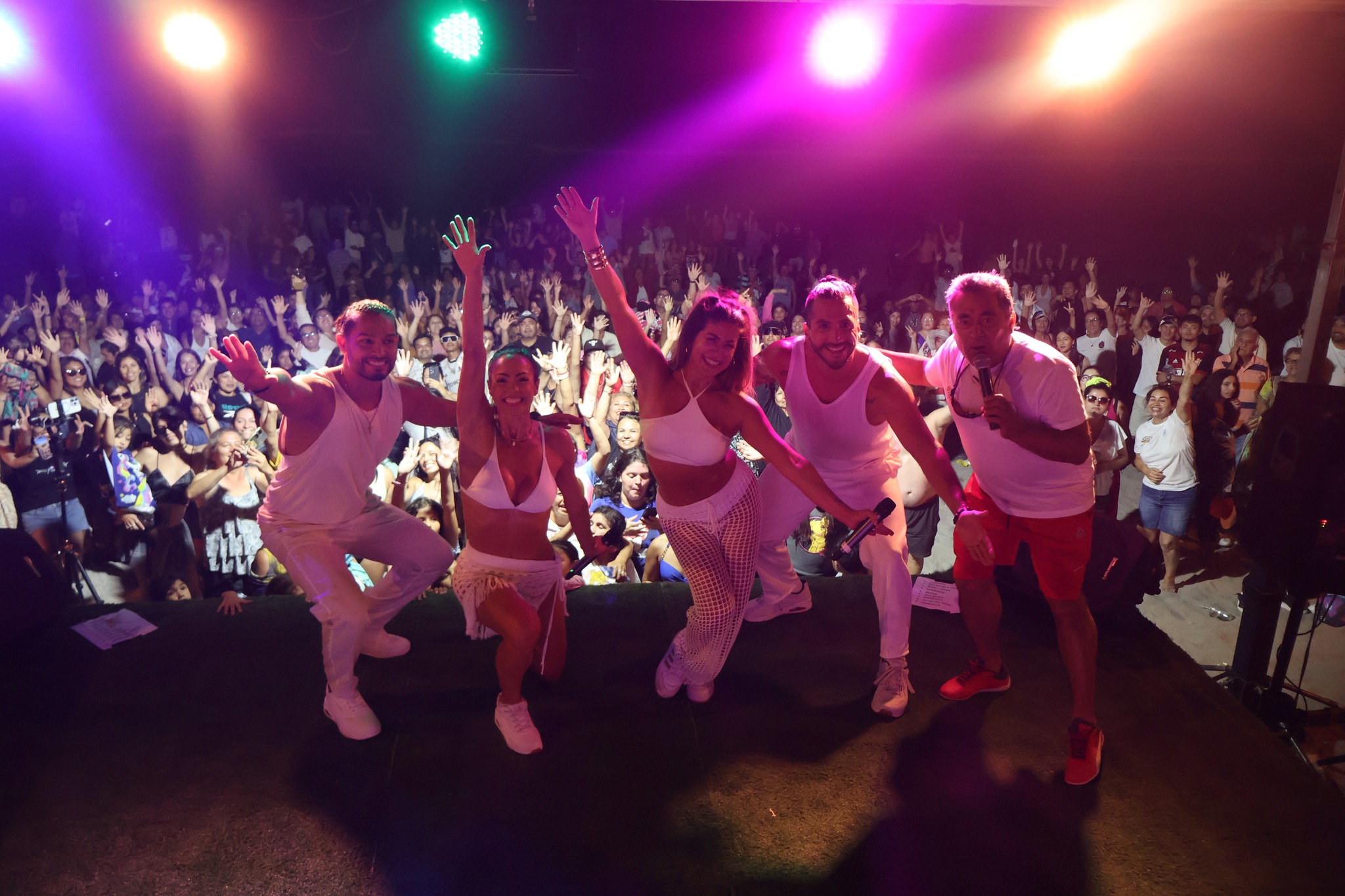 Show de Axé en Playa Tierra del Moro cierra la Gran Fritanga de Pescado con bailarines en escenario y masiva participación del público en Taltal.