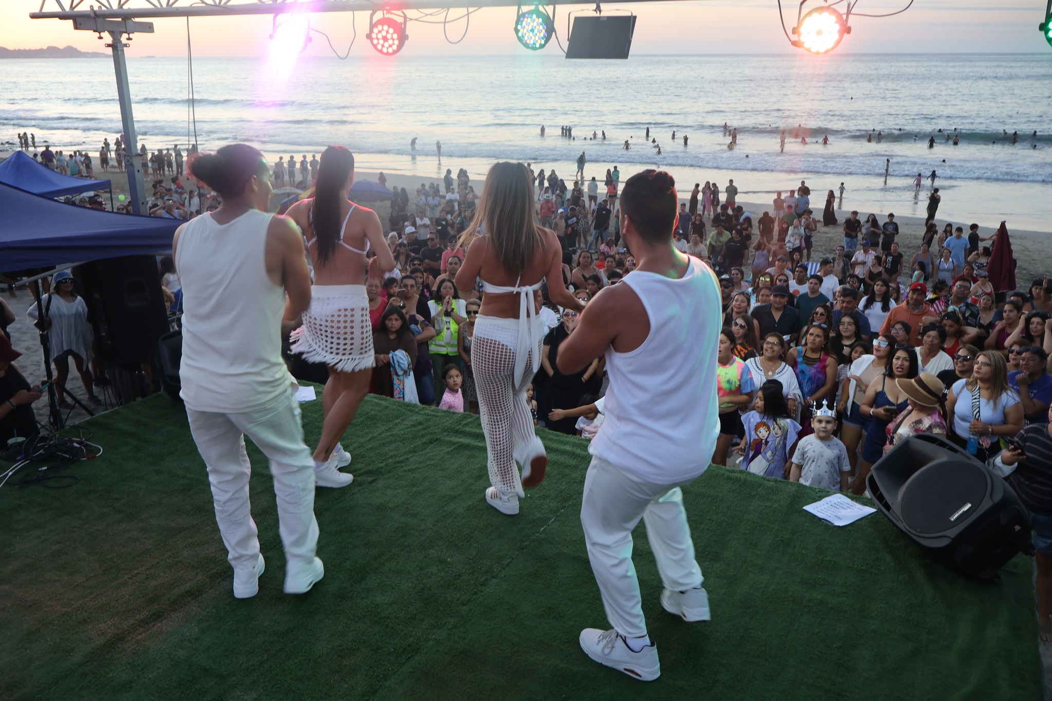 Vista general del show de Axé con el mar como telón de fondo en Playa Tierra del Moro