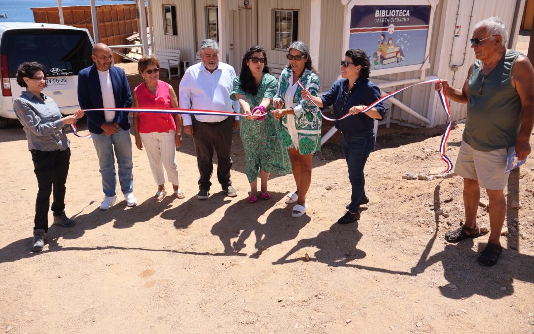 Emotiva donación de libros fortalece la Nueva Biblioteca Pública de Caleta Cifuncho