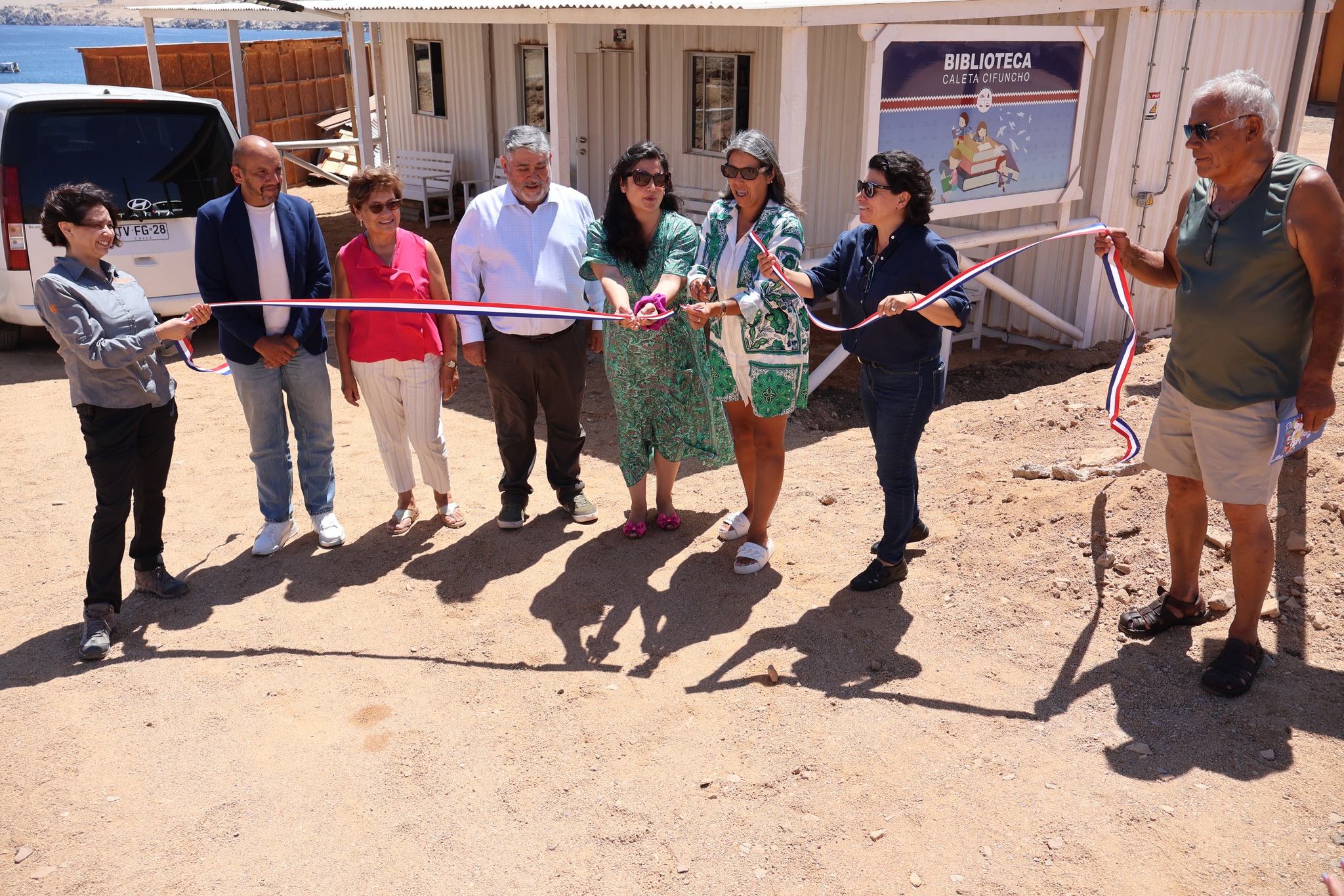 Autoridades y comunidad realizan el corte de cinta en la Biblioteca Pública de Caleta Cifuncho, Taltal.