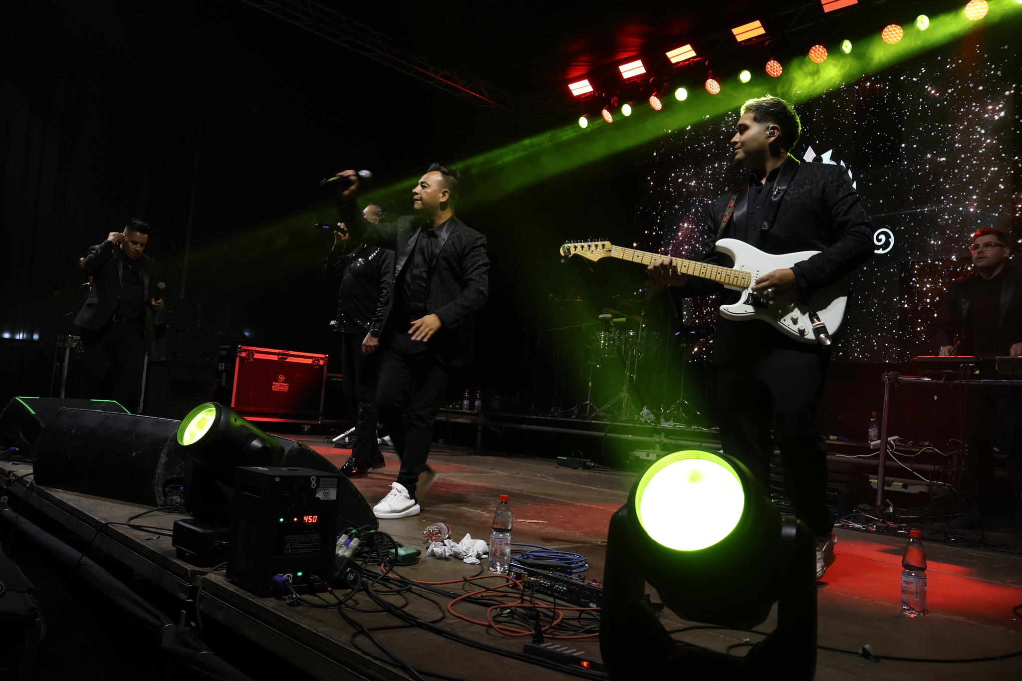 El público disfruta la cumbia tropical ranchera de Koky y su Banda en Taltal.