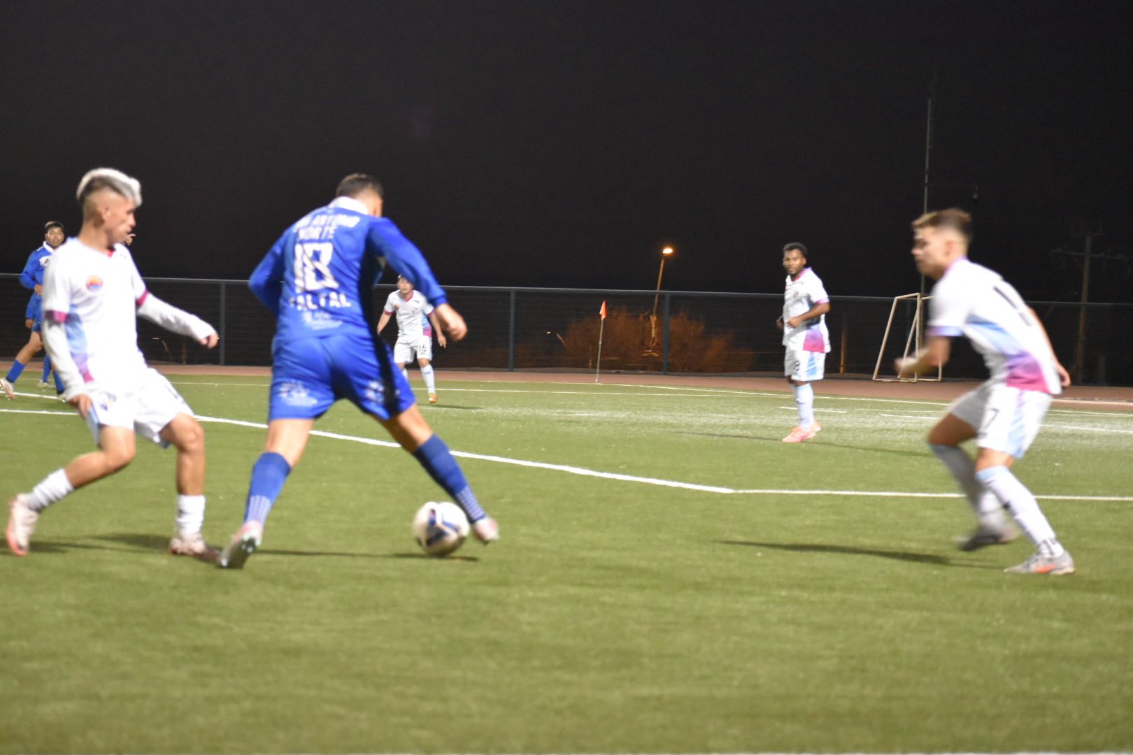 Jugador de San Antonio Norte conduce el balón ante marca de Eléctricos Refinería en el Belmor Rojas