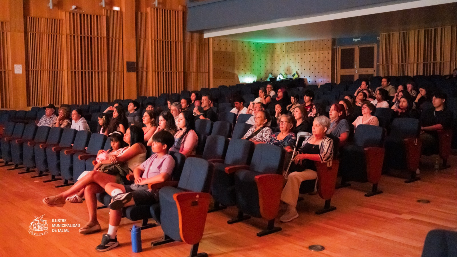 Público observa la funcion teatral en el Centro Cultural de Taltal durante FITZA 2026.