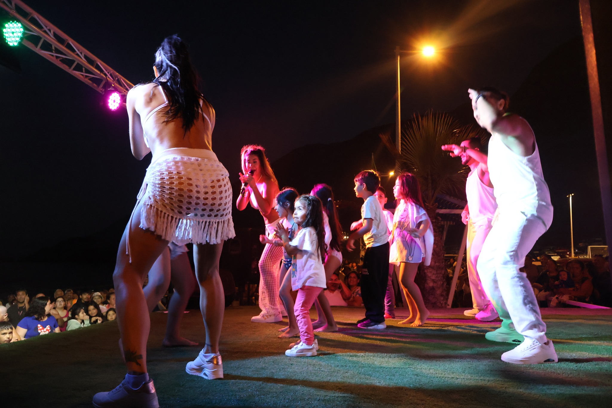Niños y bailarines participan en show de Axé en escenario montado en Playa Tierra del Moro.