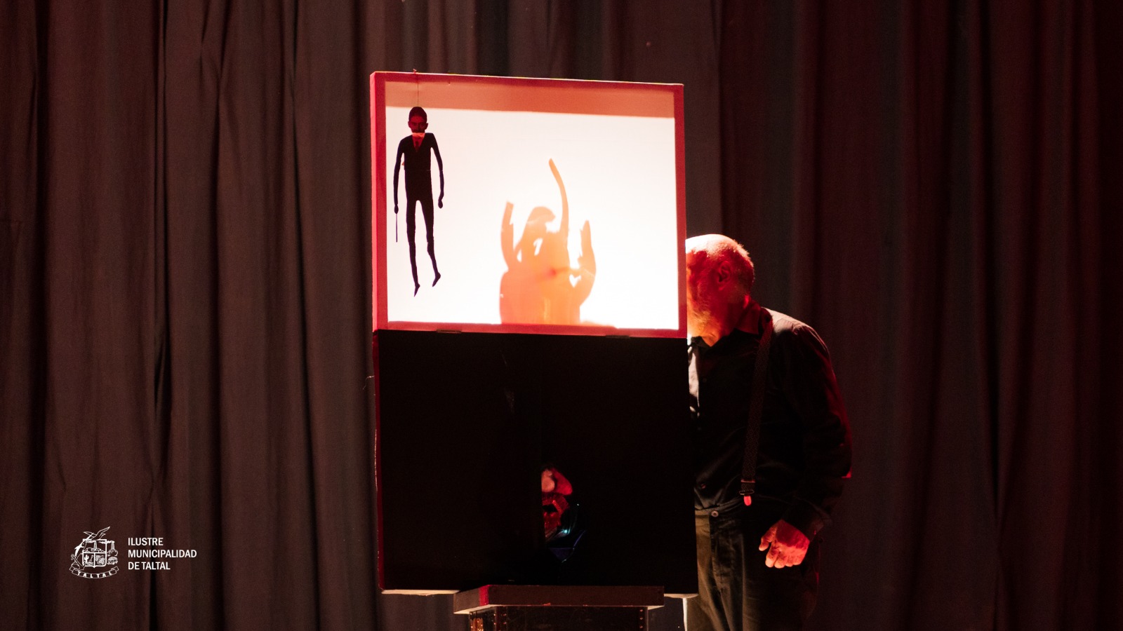 Actor junto a recurso de siluetas y sombras en “Metamorfosis B” de Mondacca Teatro, FITZA 2026 en Taltal.
