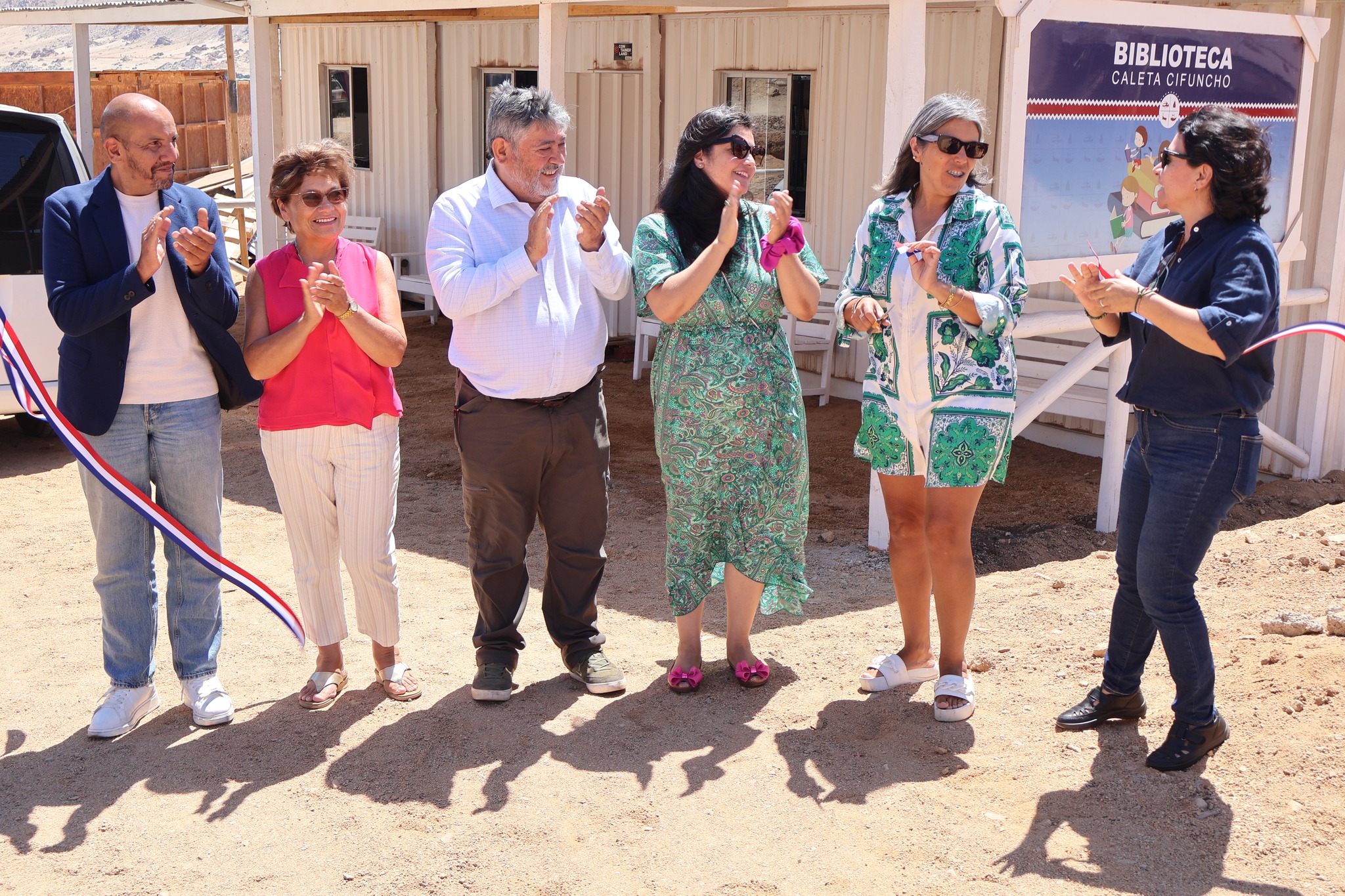 Momento de aplausos durante ceremonia cultural en la Biblioteca Pública de Caleta Cifuncho, Taltal.