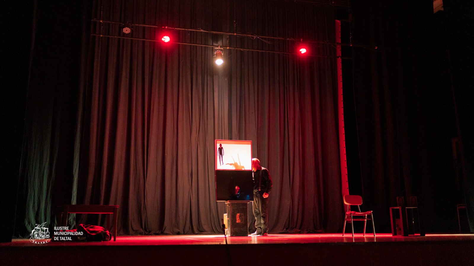 Plano general del escenario durante “Metamorfosis B” de Mondacca Teatro en el Centro Cultural de Taltal (FITZA 2026).