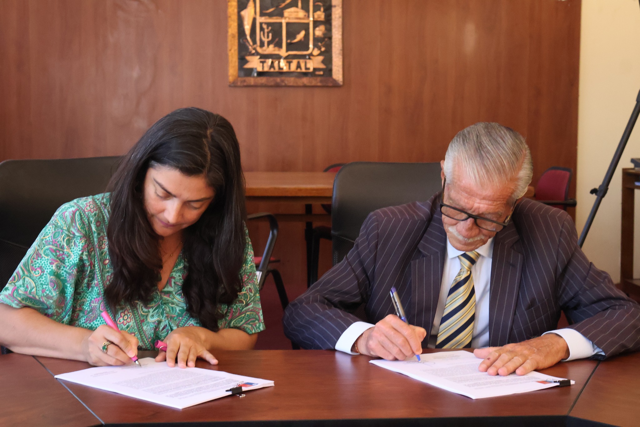 Autoridades firman el convenio del Programa Red Cultura en la Sala de Concejo Municipal de Taltal.