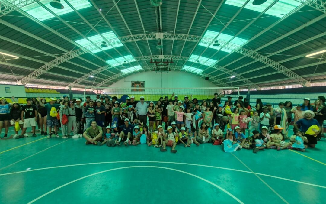 Entrega de kits de verano en la Escuela de Verano Municipal 2026 fortalece el cuidado y recreación infantil en Taltal