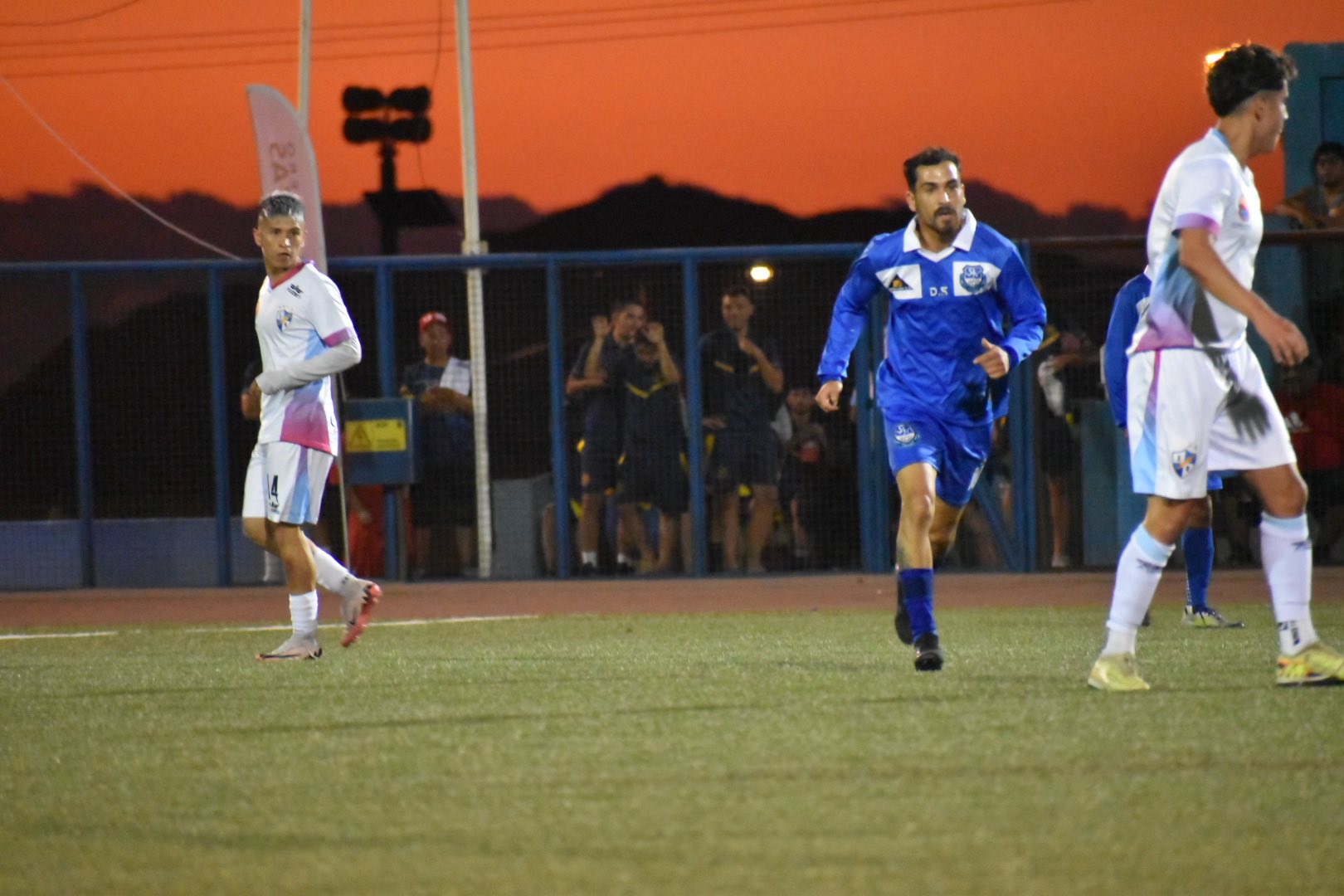 Jugador de San Antonio Norte en acción con la galería de fondo en el Estadio Belmor Rojas
