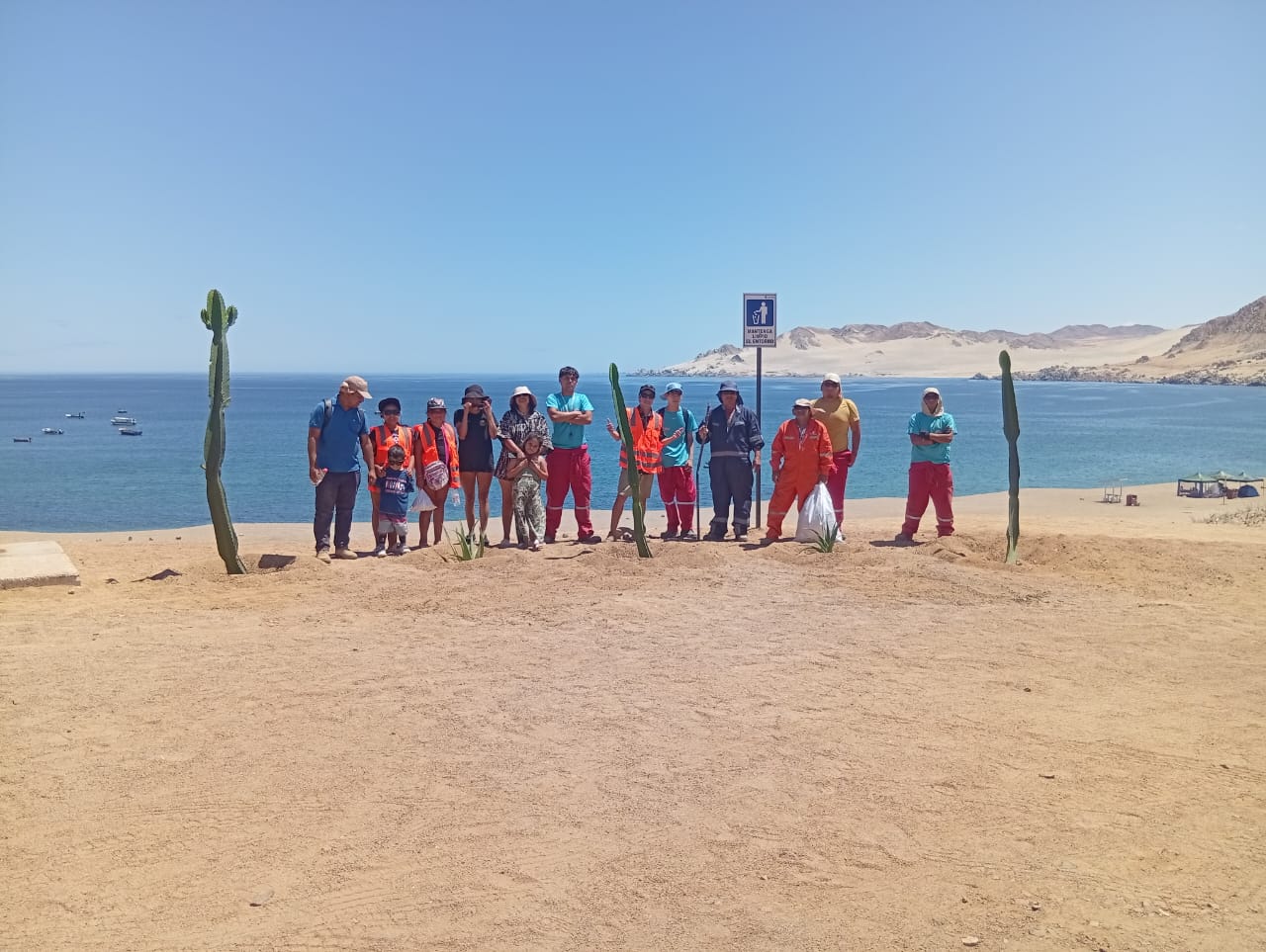 Equipo municipal y comunidad en terreno en Playa Cifuncho, jornada de trabajo y apoyo en Verano 2026.