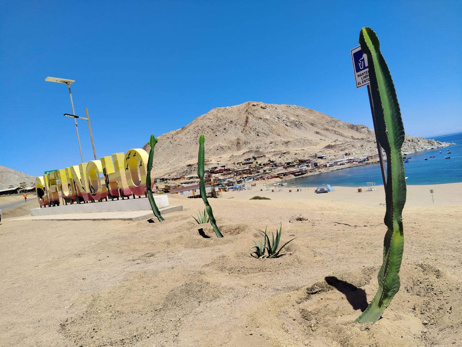 Letrero “CIFUNCHO” y vista panorámica de la bahía y la caleta en Cifuncho.