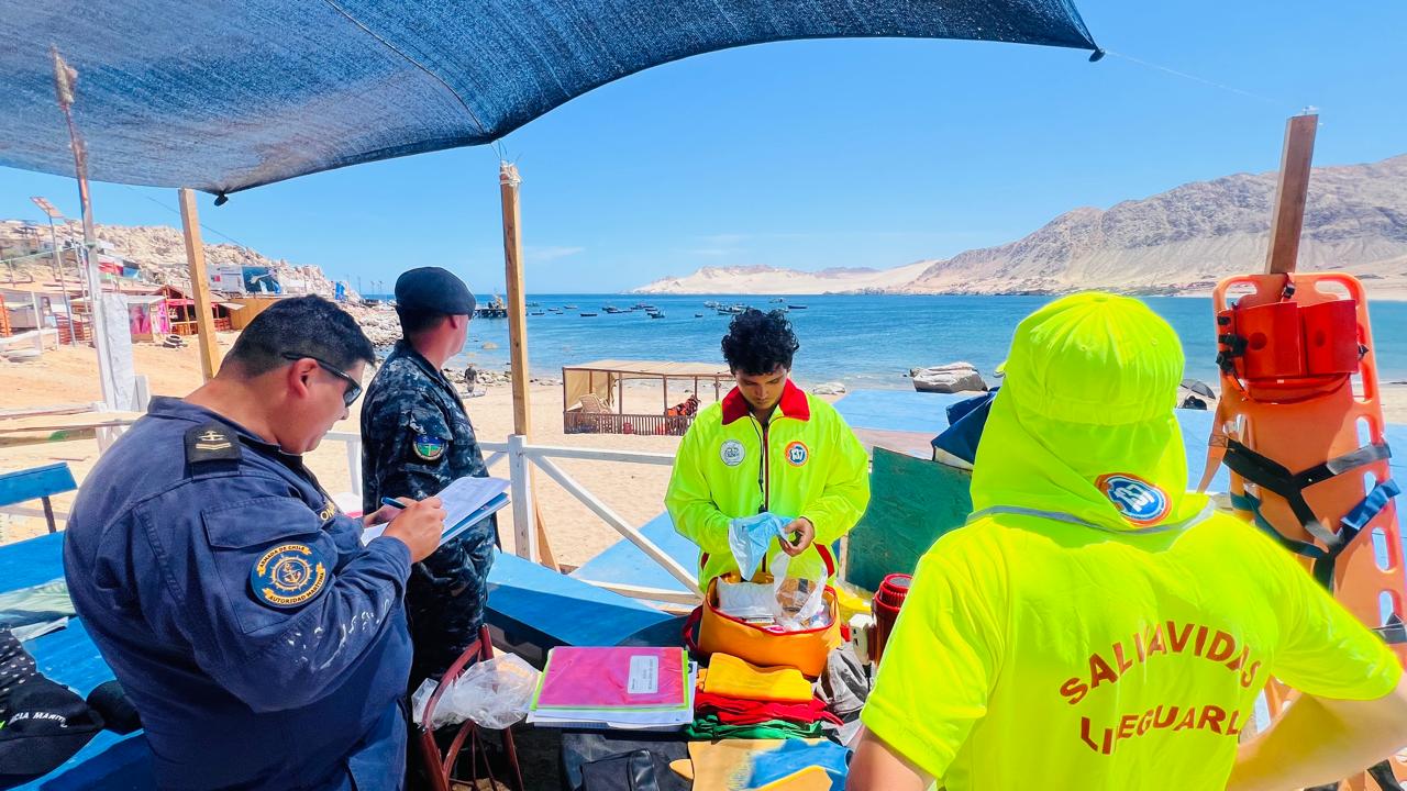 Operativo de salvavidas y personal de apoyo con equipamiento de rescate en Playa Cifuncho, Taltal – Verano 2026.