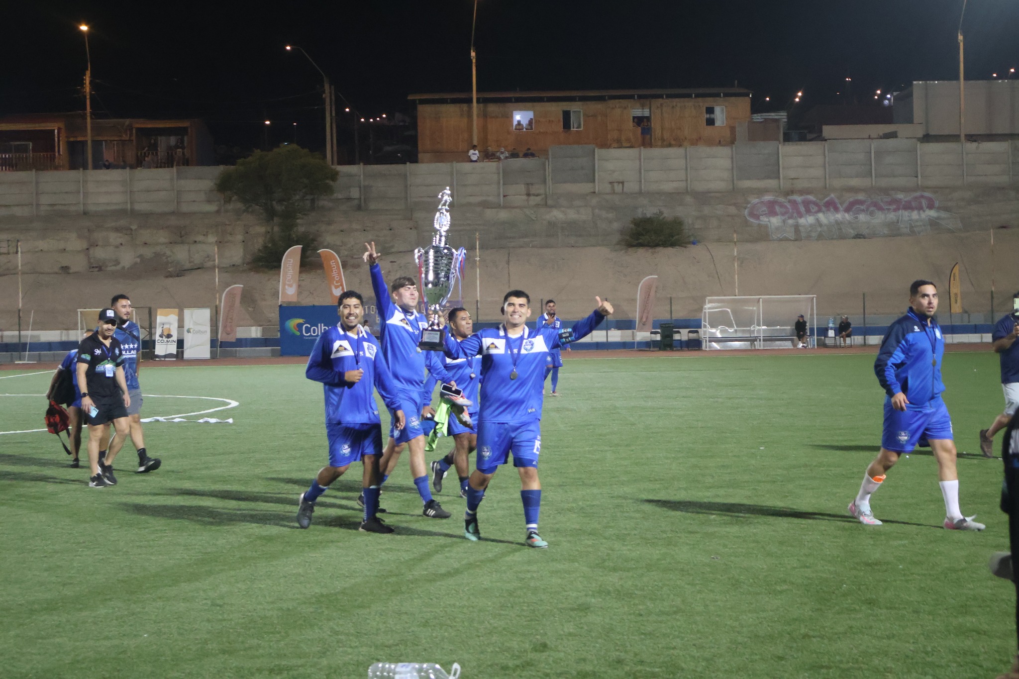 Jugadores de San Antonio Norte celebran con el trofeo tras consagrarse campeones del Torneo Zonal Norte ANFA 2026.