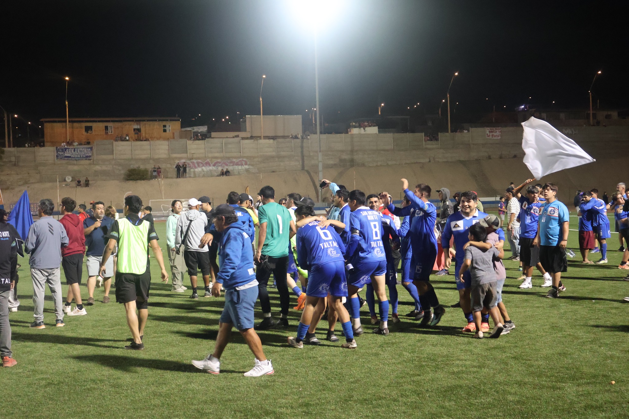 Celebración de jugadores y familias de San Antonio Norte en la cancha del Estadio Belmor Rojas tras la final ANFA 2026.