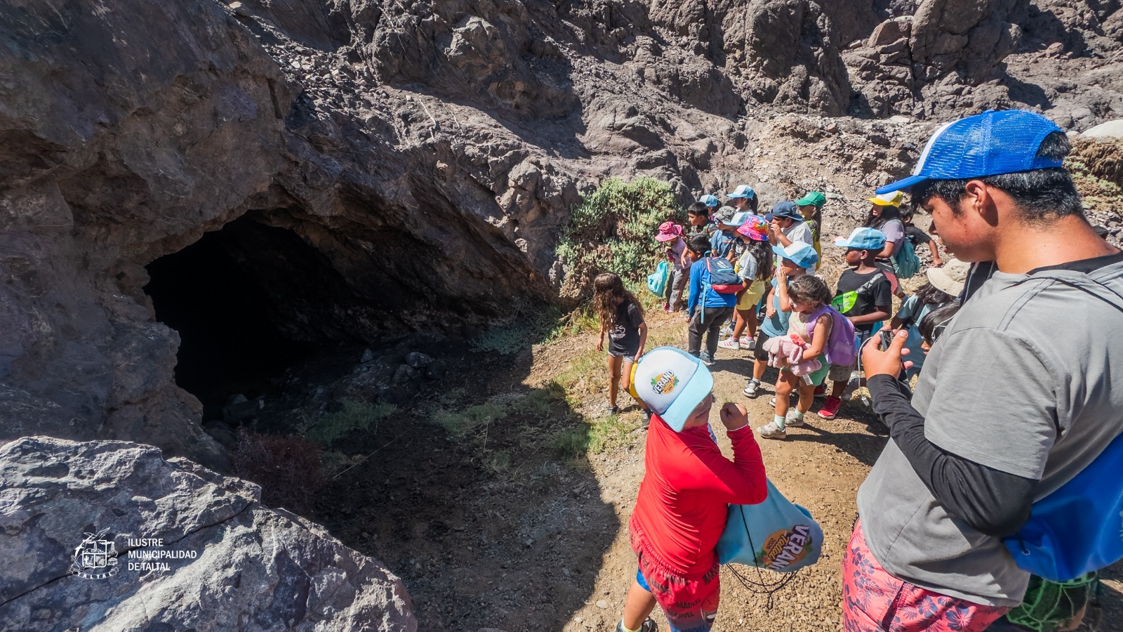 Alumnos de la Escuela de Verano Taltal 2026 frente a la entrada de la mina San Ramón, la más antigua de América – febrero 2026.