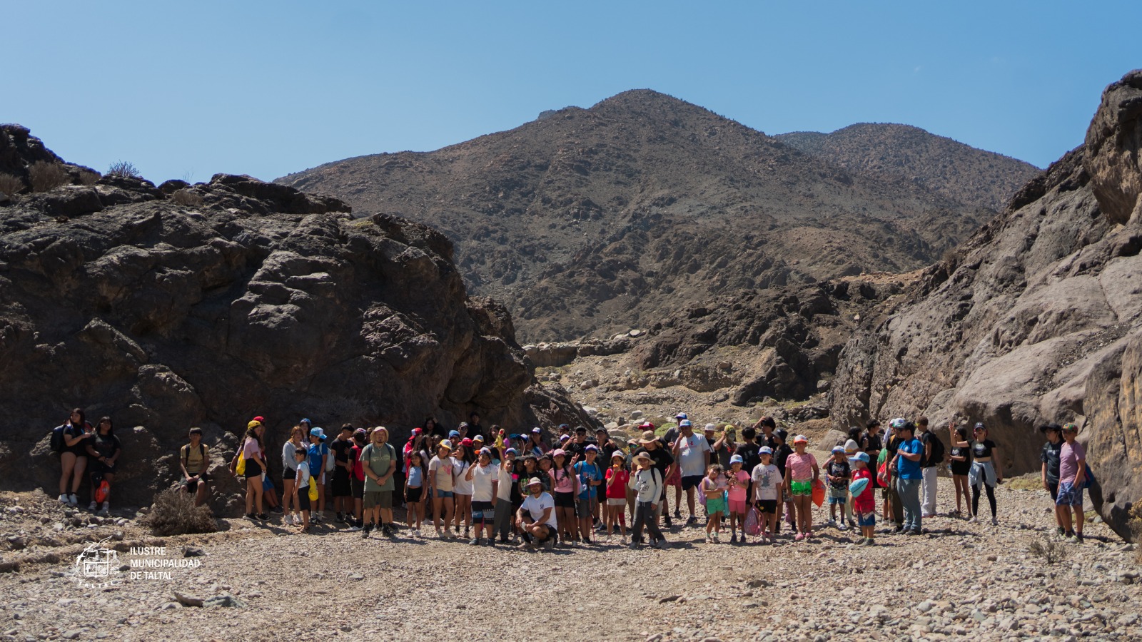 Niños y niñas explorando el paisaje de Quebrada San Ramón junto a monitores de la Escuela de Verano Taltal 2026.