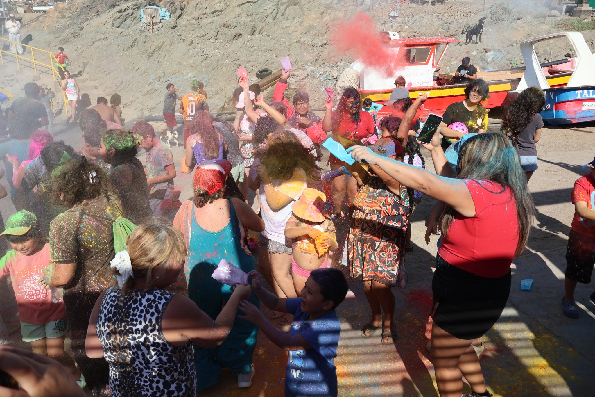 Escenario y ambientación profesional a cargo de Algo Tranqui Producciones en el muelle.