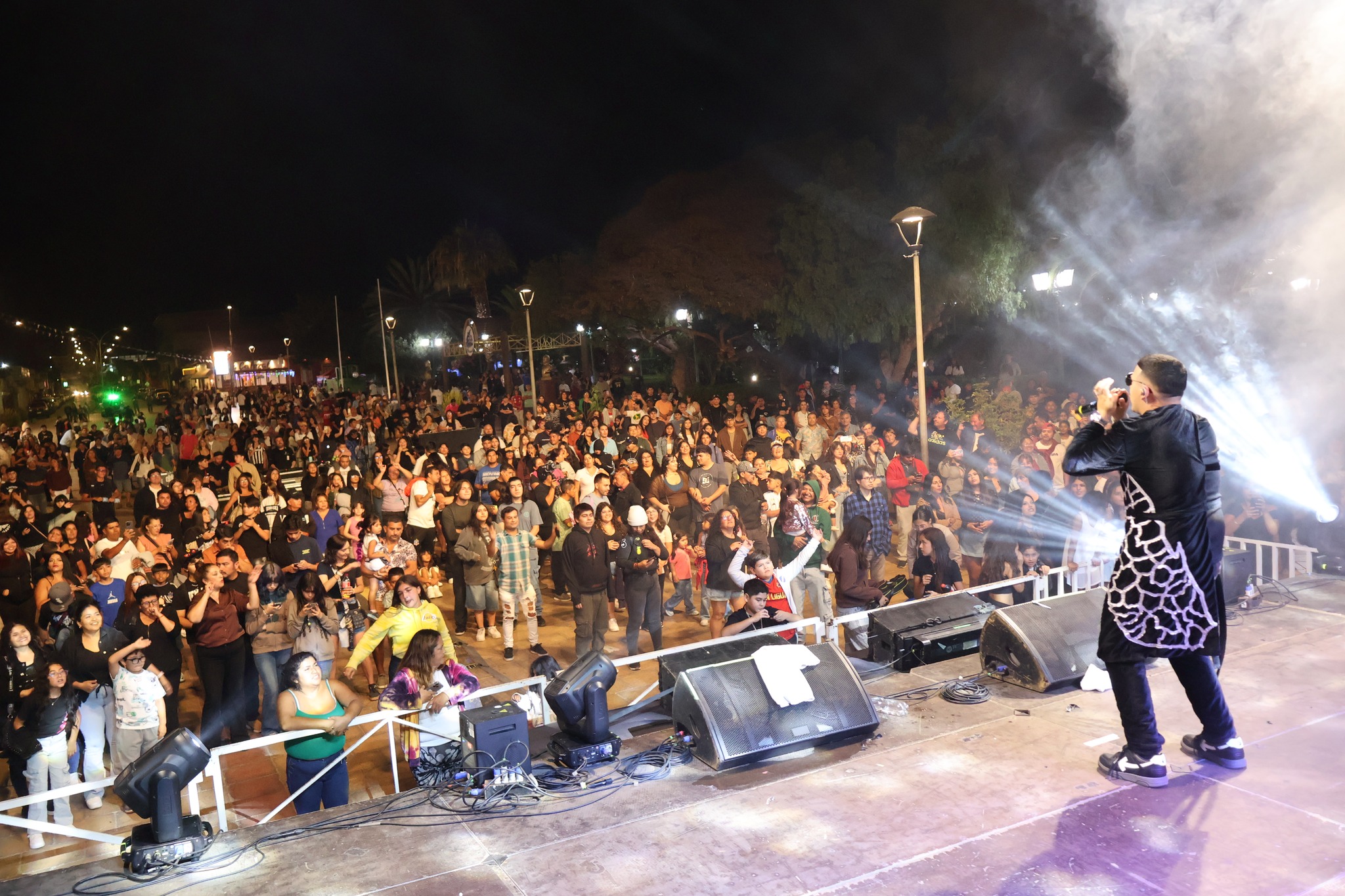 El Boss Chile durante presentación con efectos de humo en la Gran Noche Juvenil Taltal 2026
