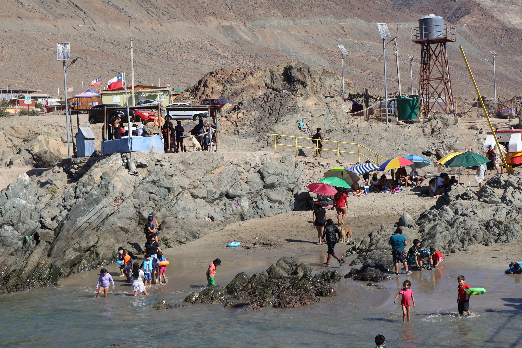 Familias disfrutando del borde costero durante la explosión de colores en Paposo.