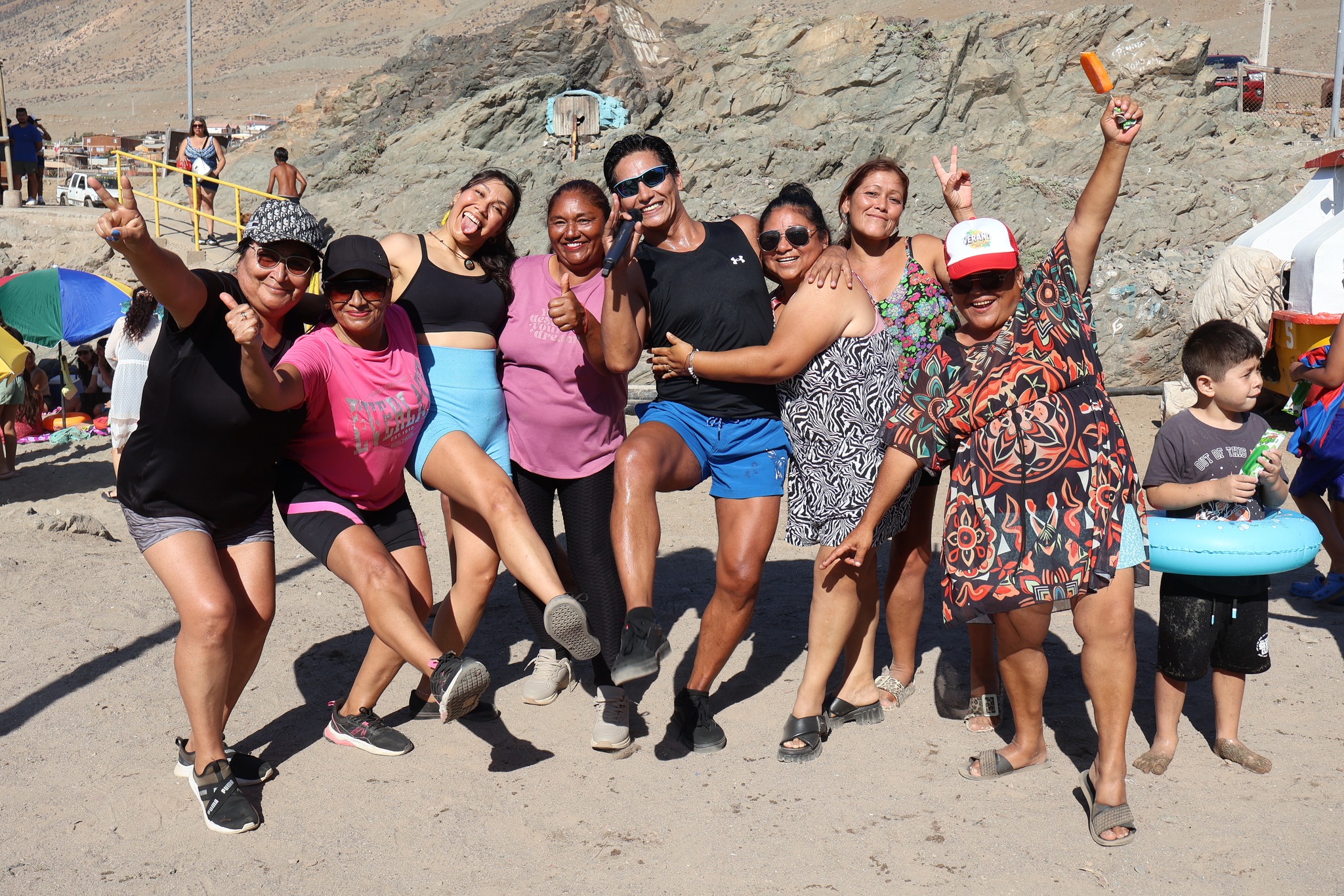 Grupo de mujeres posa con entusiasmo y alegría durante la Fiesta de Colores en Paposo, jornada recreativa del verano 2026.